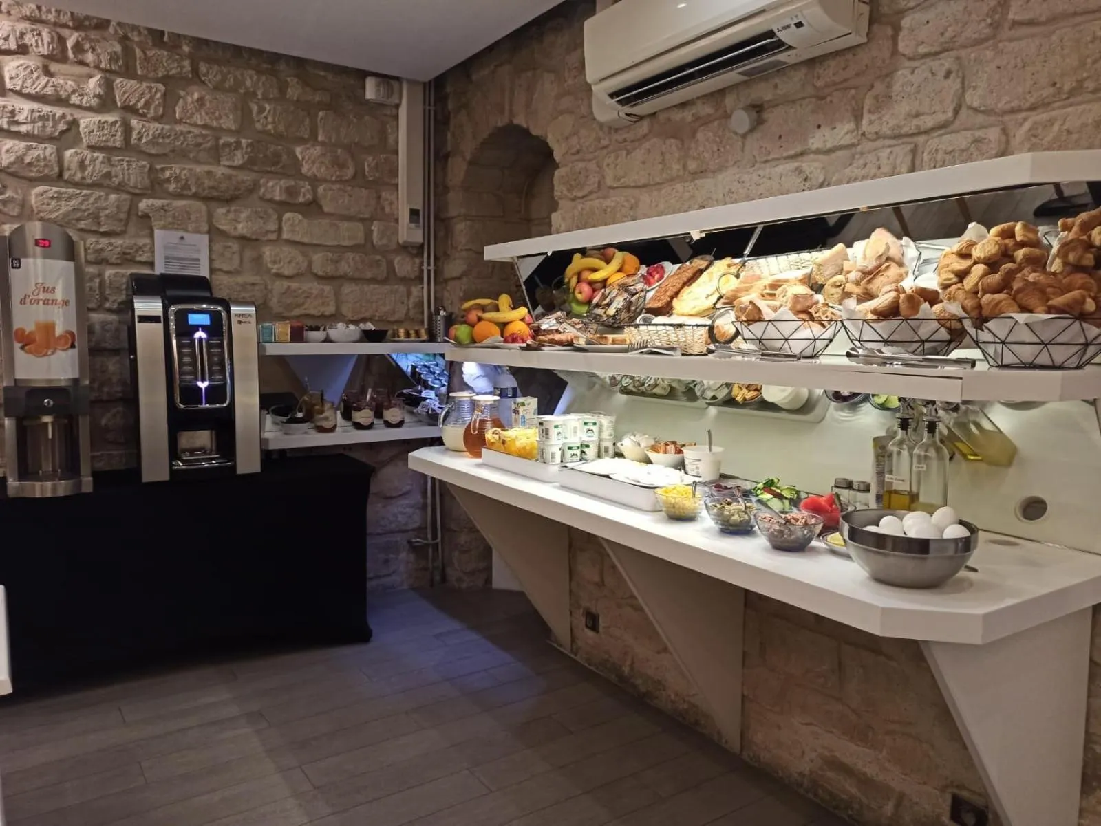 Buffet breakfast in Hotel Aida Marais