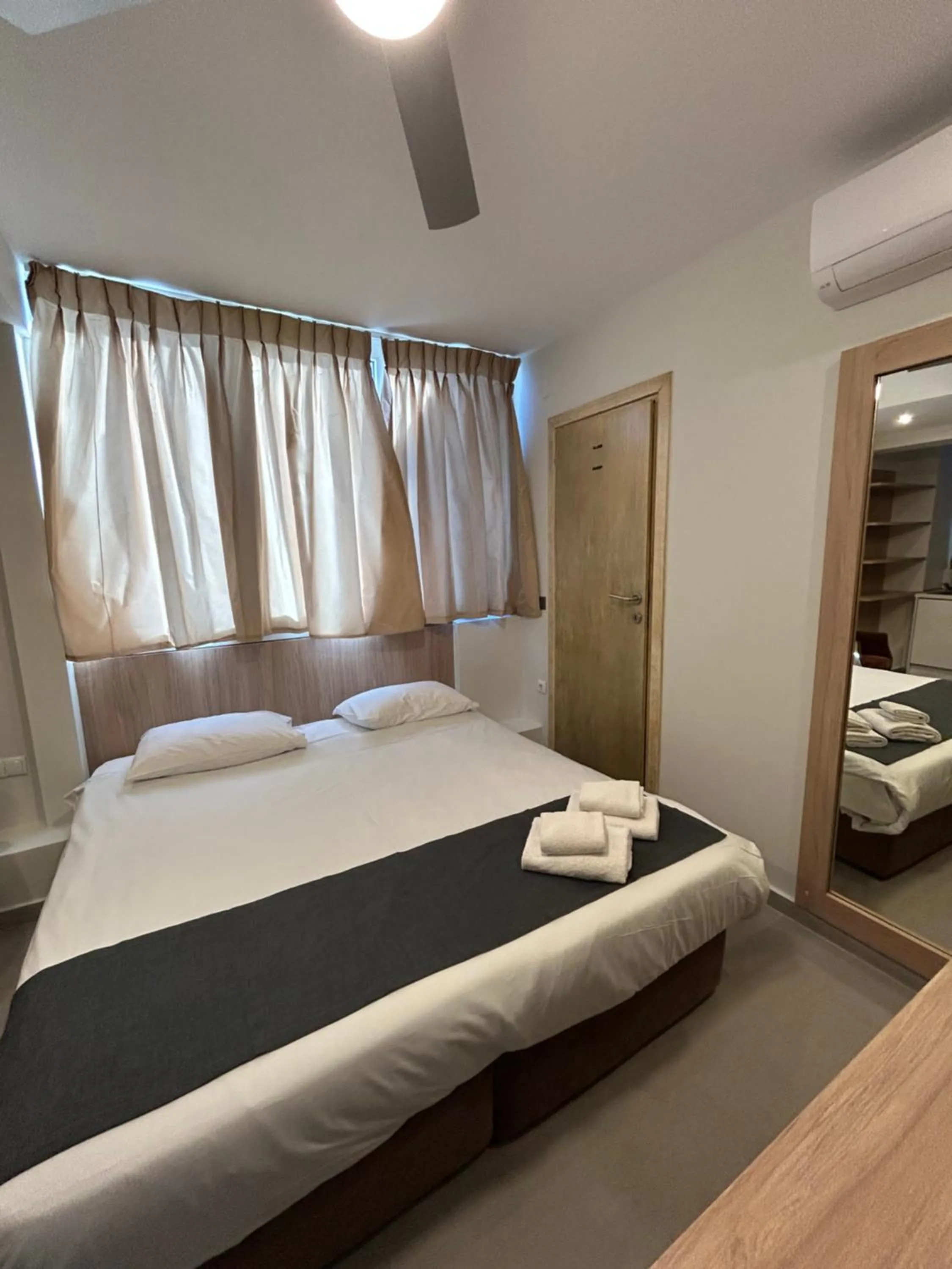 Bathroom, Bed in Perea Hotel