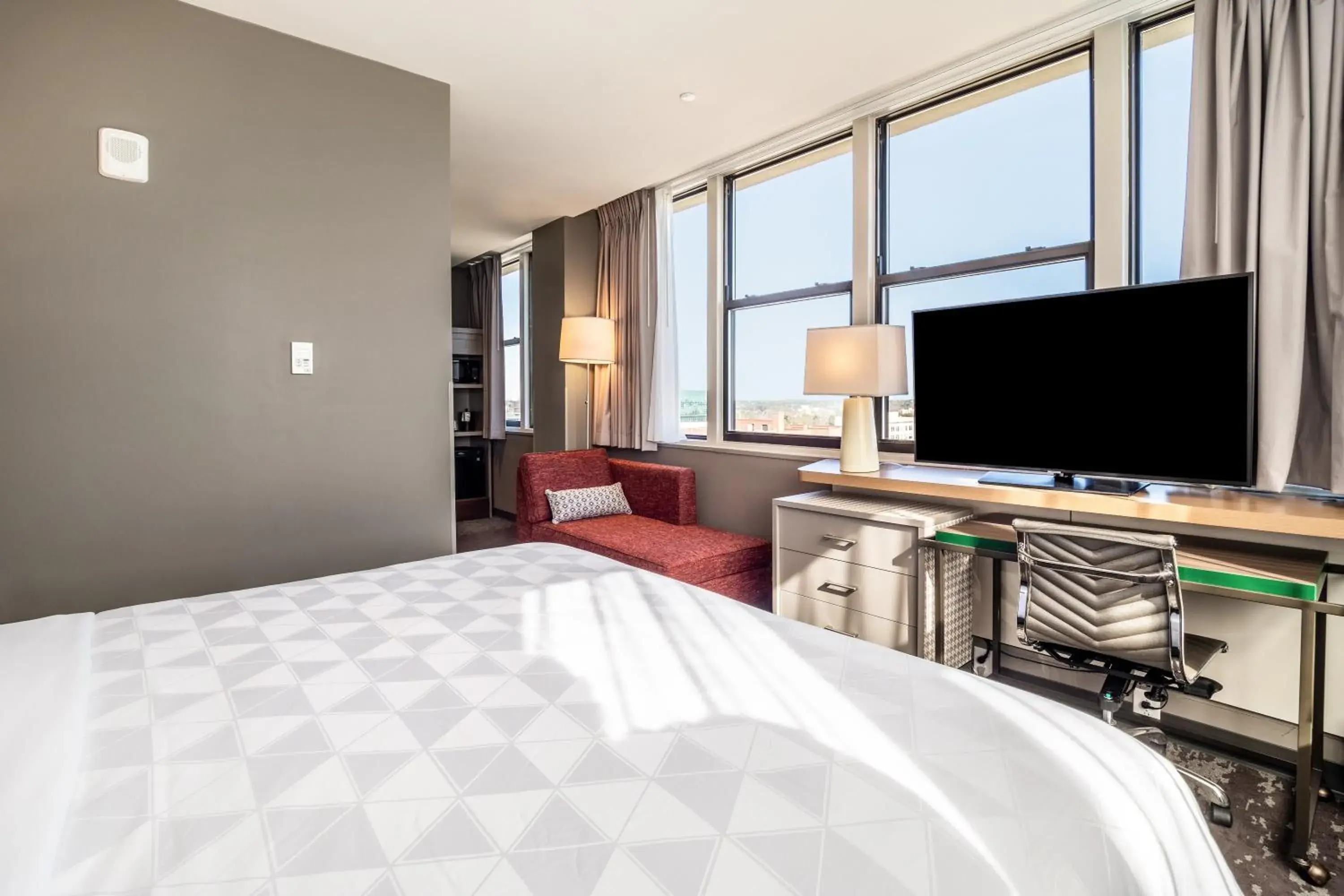 Photo of the whole room, Bed in Holiday Inn Columbia - Downtown by IHG Photo of the whole room, Bed in Holiday Inn Columbia - Downtown by IHG