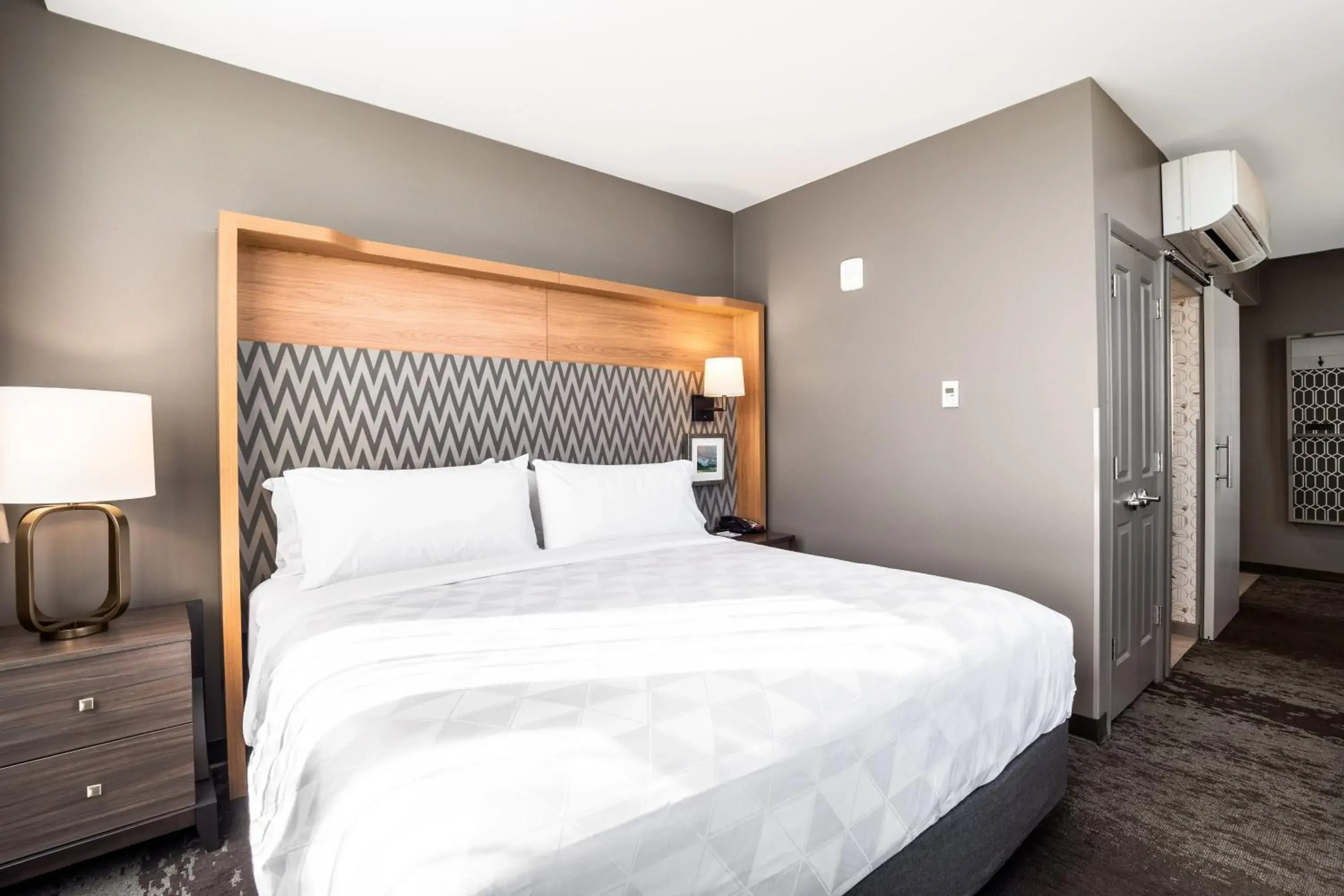 Photo of the whole room, Bed in Holiday Inn Columbia - Downtown by IHG Photo of the whole room, Bed in Holiday Inn Columbia - Downtown by IHG