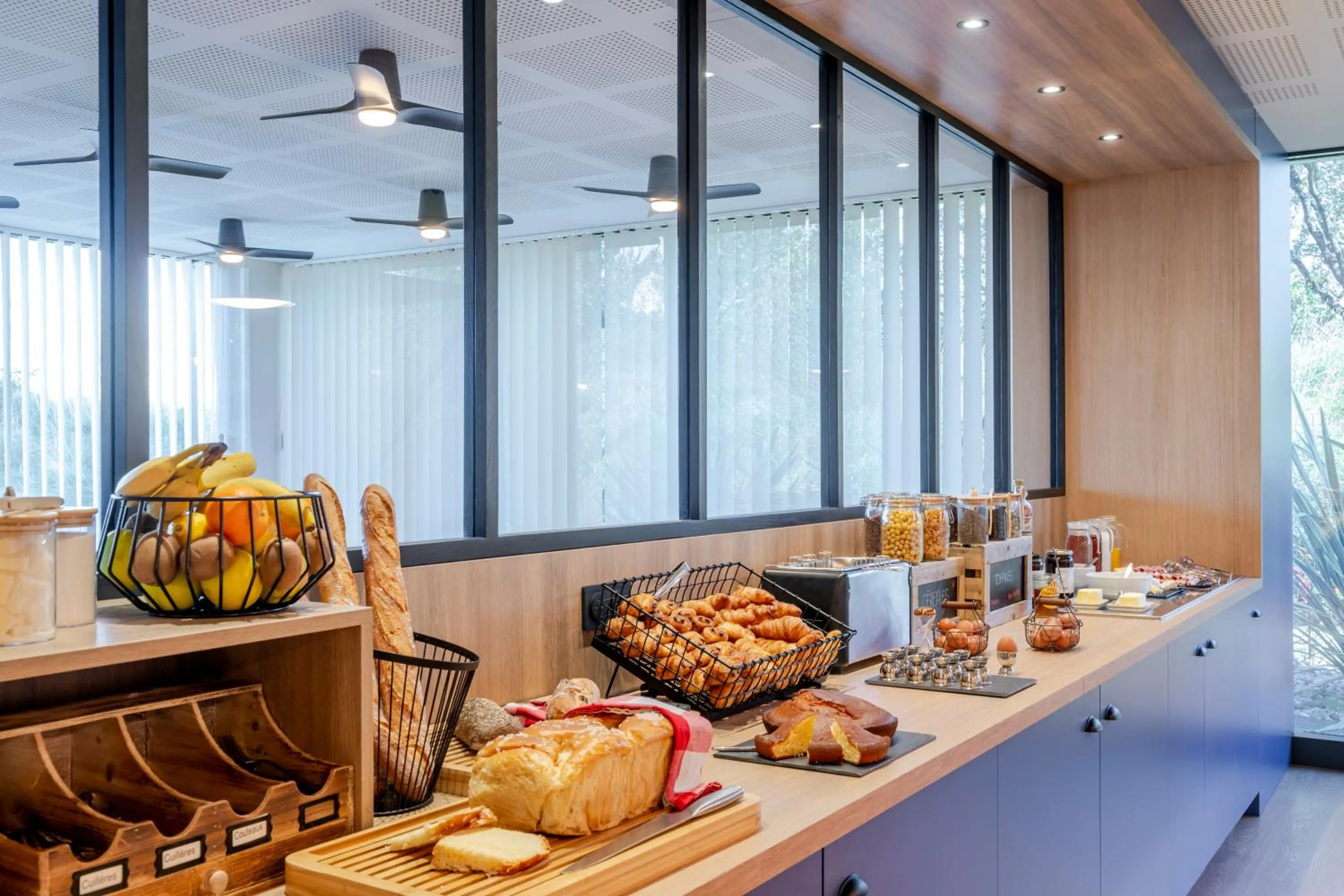 Breakfast in IBIS STYLES BORDEAUX LORMONT