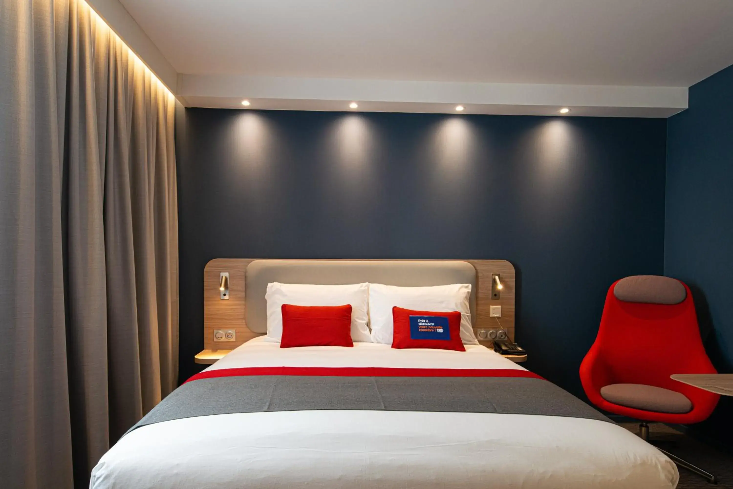 Photo of the whole room, Bed in Holiday Inn Express - Bordeaux - Lormont by IHG Photo of the whole room, Bed in Holiday Inn Express - Bordeaux - Lormont by IHG