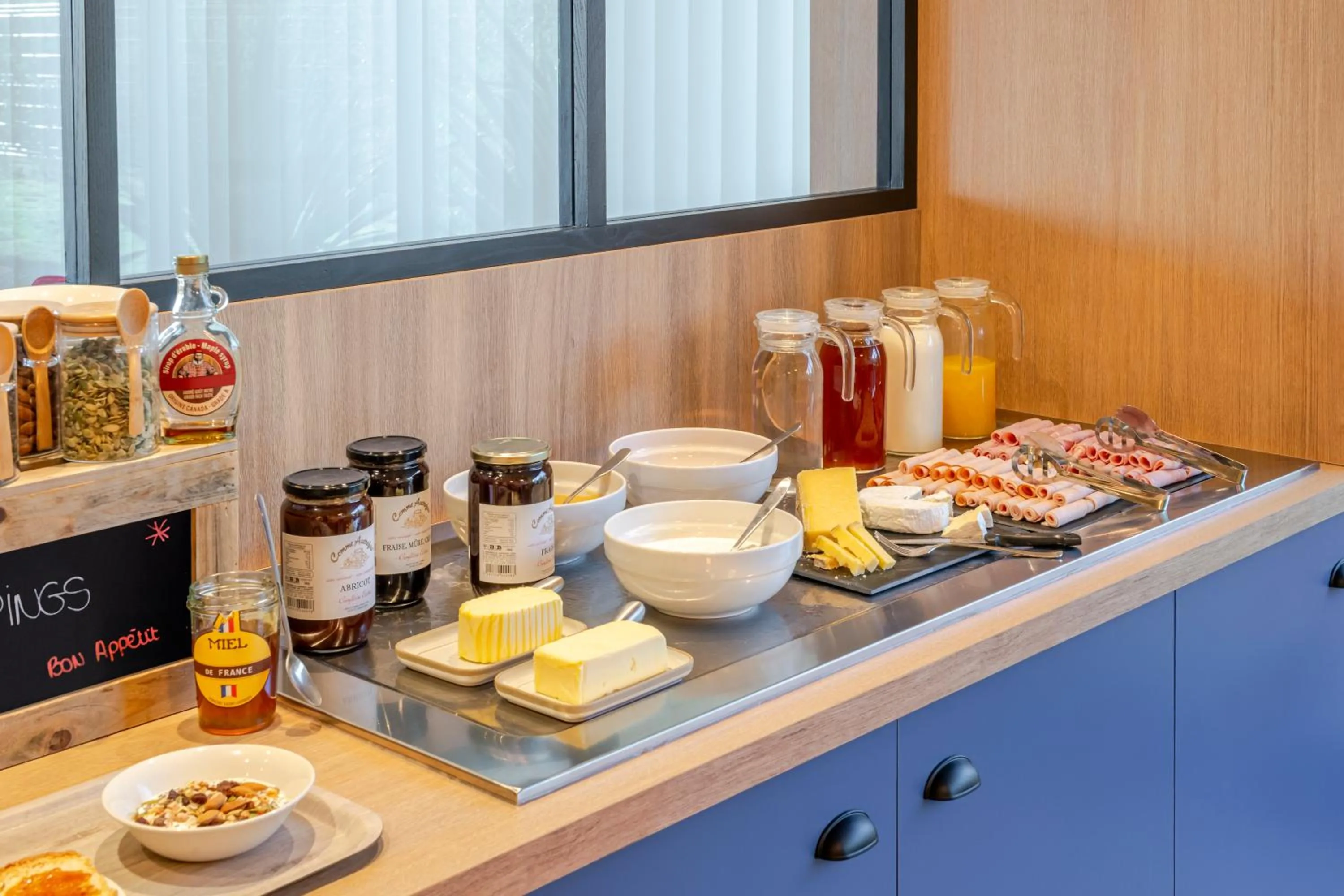 Breakfast in IBIS STYLES BORDEAUX LORMONT