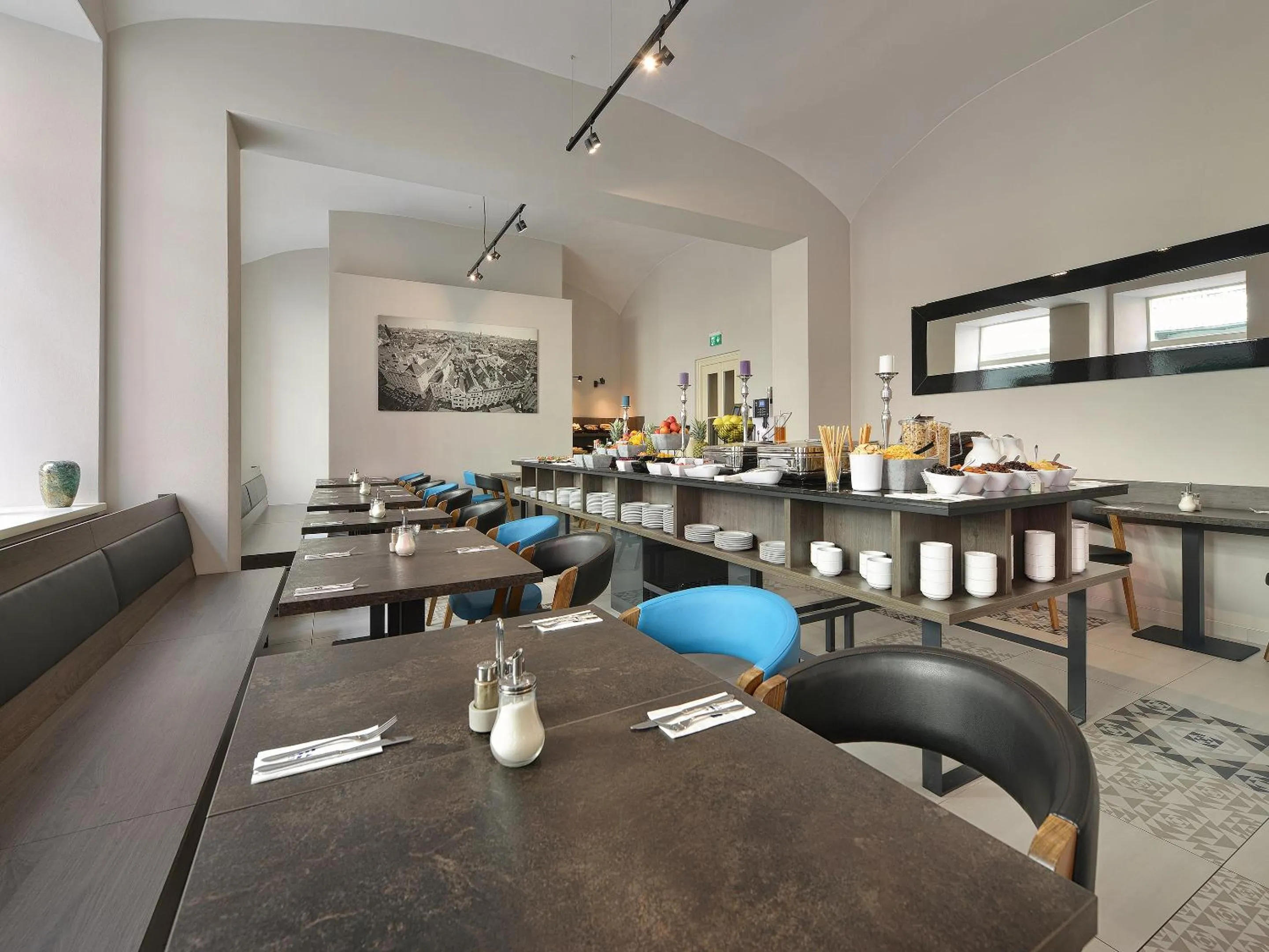 Restaurant/places to eat in EA Hotel New Town