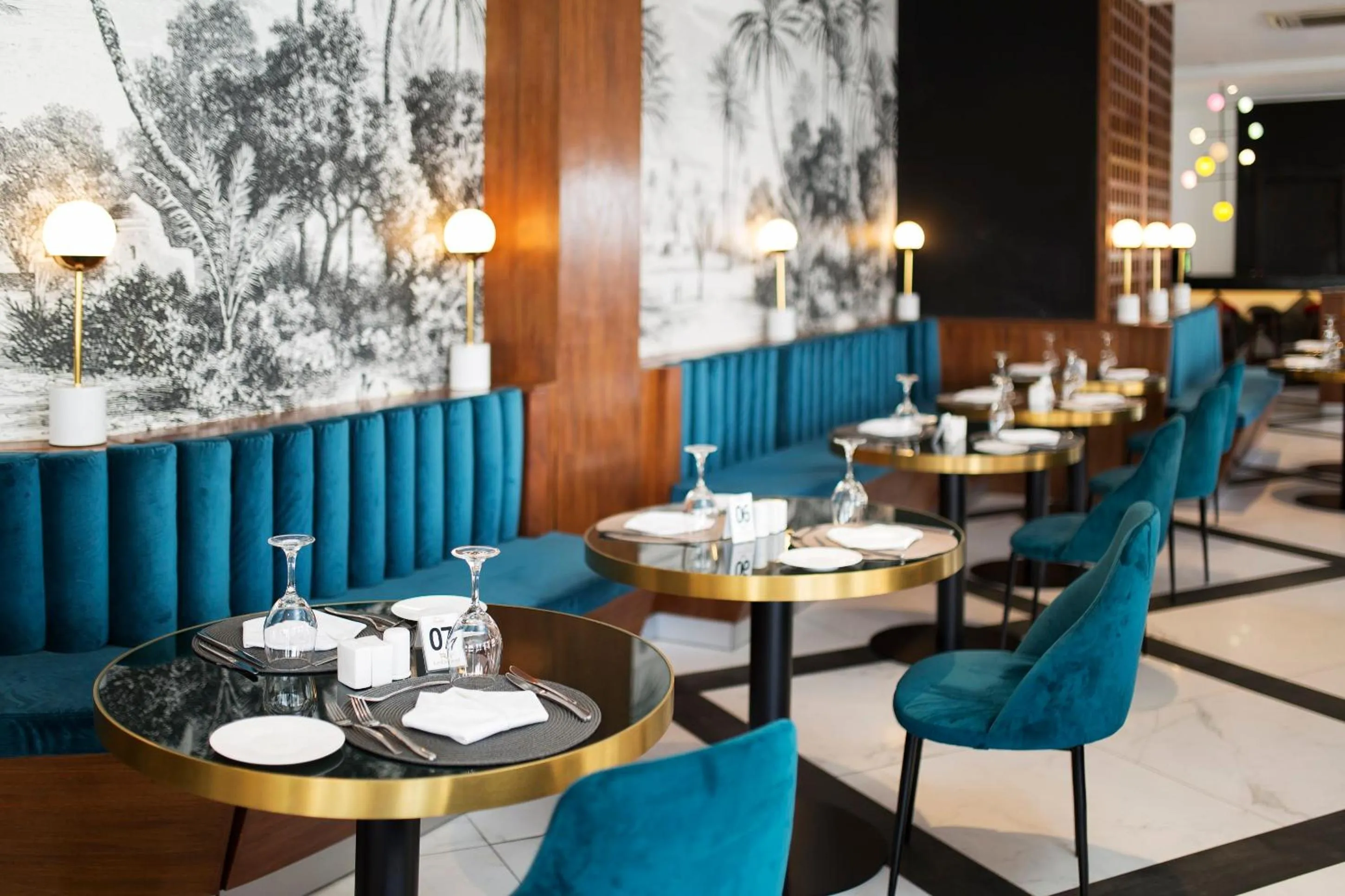 Restaurant/places to eat in Le Centell Hotel & Spa