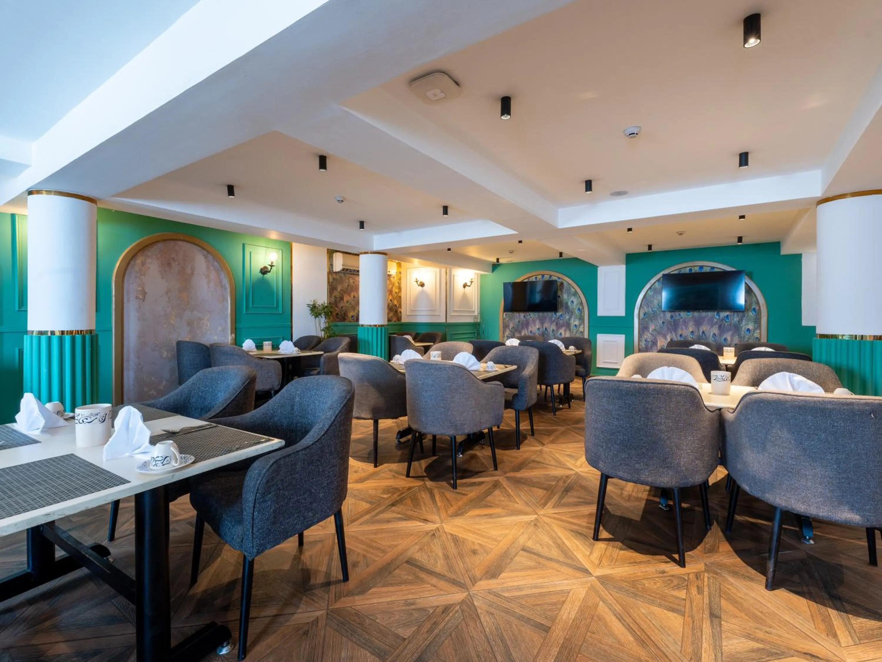 Restaurant/places to eat in Panorama Ramsis Hotel & Cafe