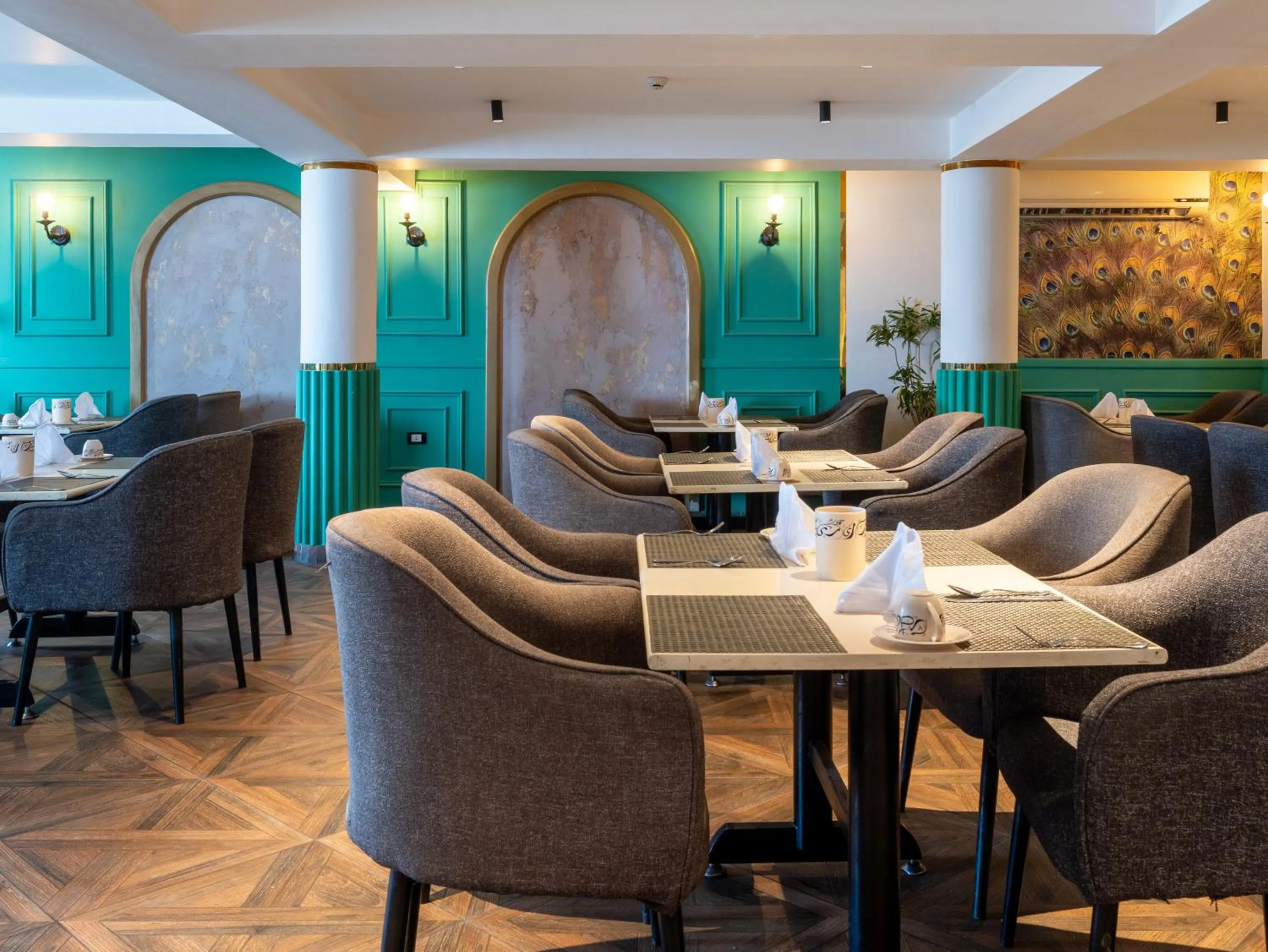 Restaurant/places to eat in Panorama Ramsis Hotel & Cafe