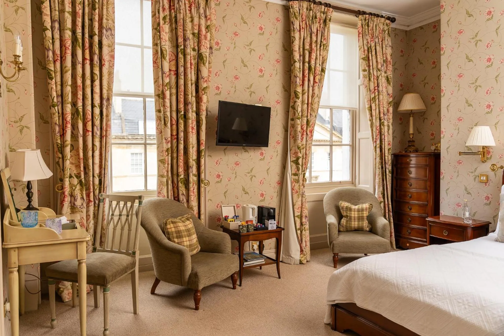 Bedroom, Bed in Dukes Bath