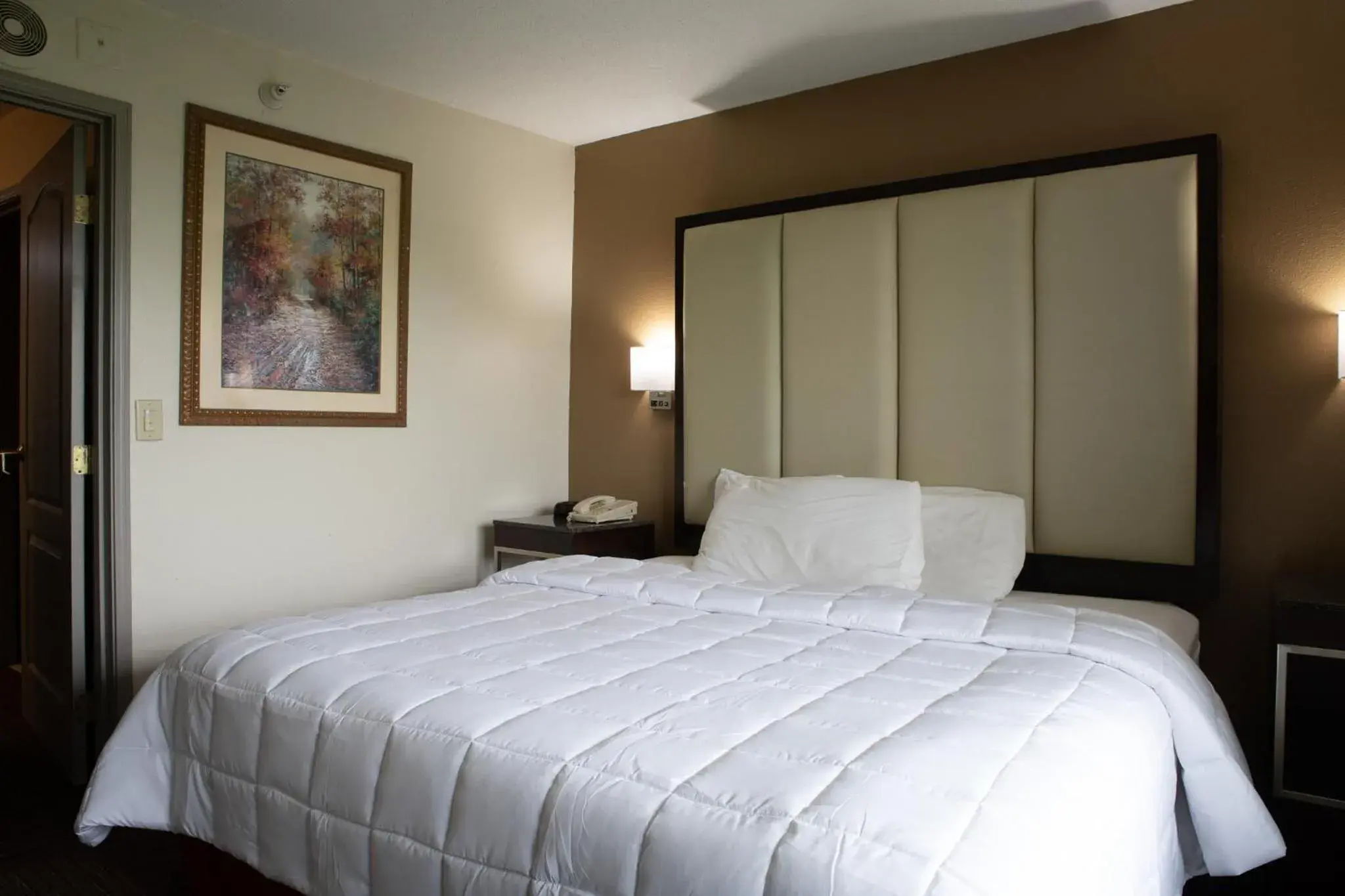 Bed in BlissPoint Inn & Suites Marion Bed in BlissPoint Inn & Suites Marion