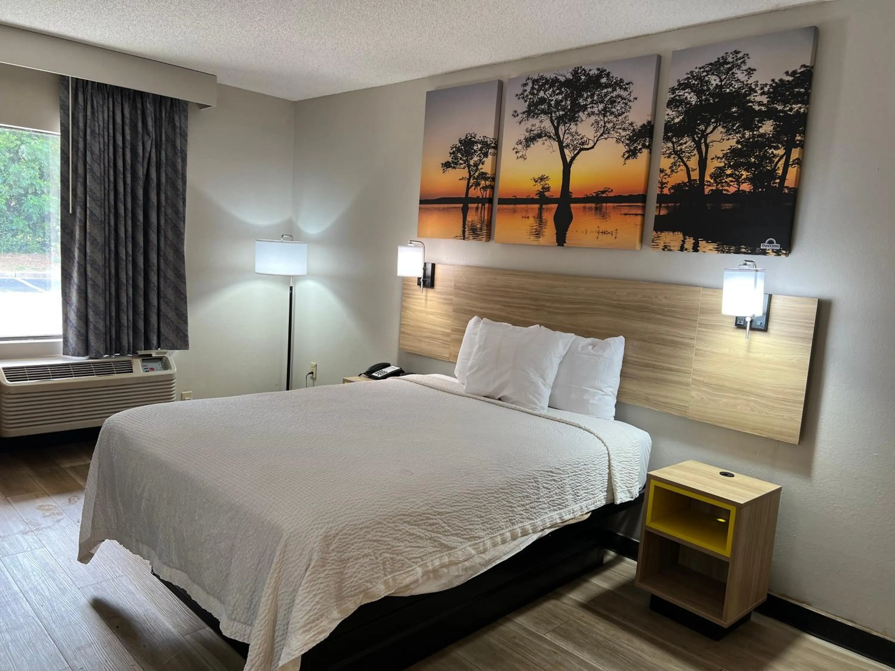 Seating area, Bed in Days Inn by Wyndham Blythewood North Columbia