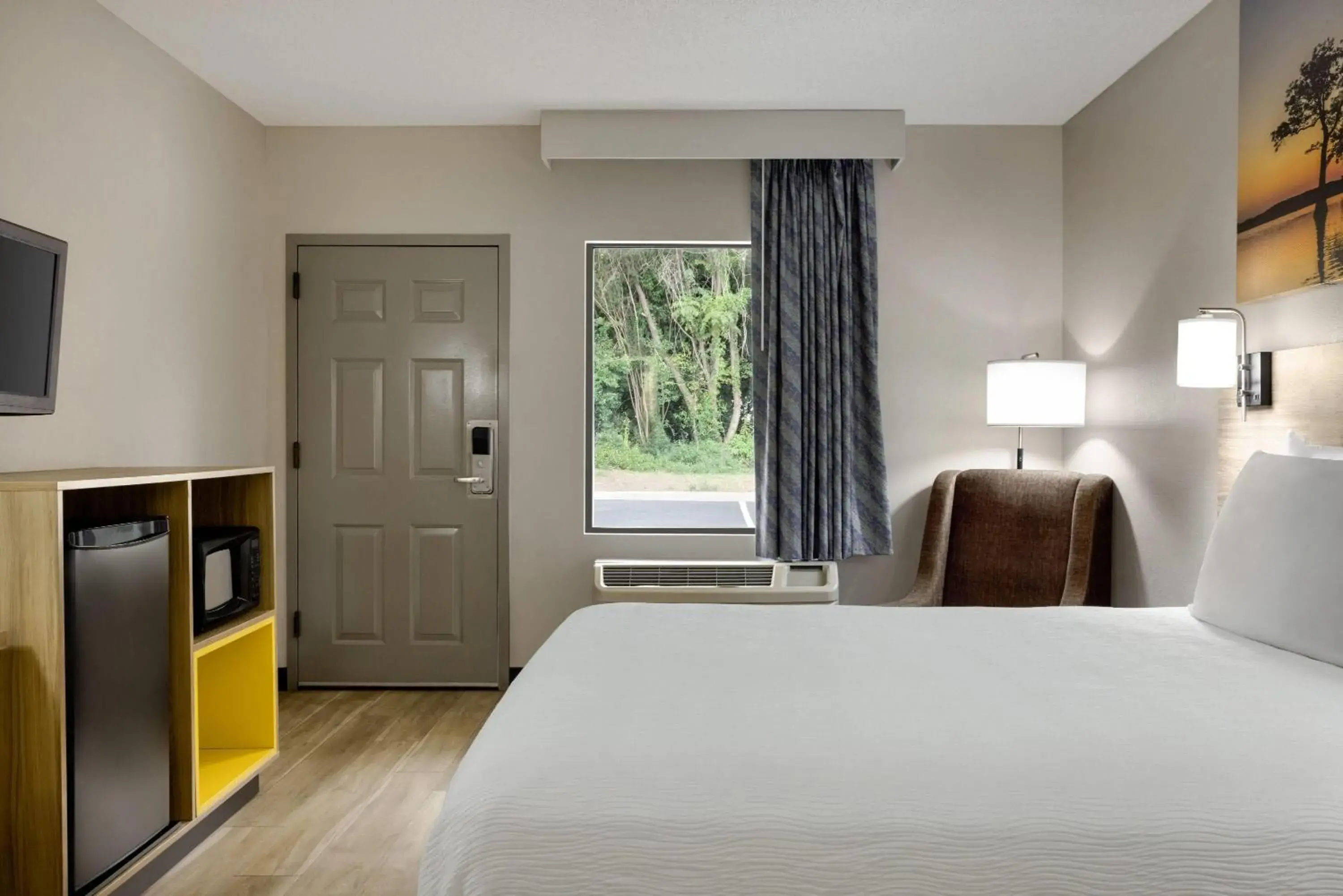 Photo of the whole room, Bed in Days Inn by Wyndham Blythewood North Columbia Photo of the whole room, Bed in Days Inn by Wyndham Blythewood North Columbia