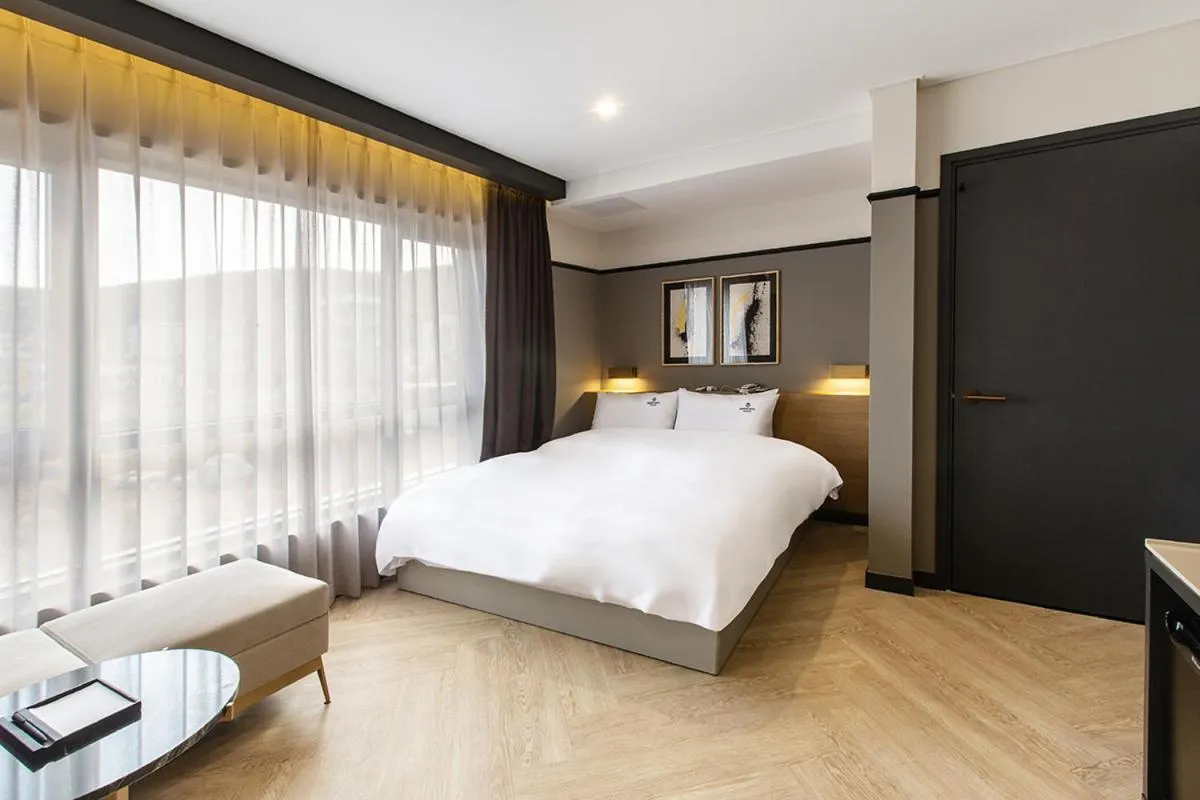 Bed in Brown Dot Gijang Yeonhwari