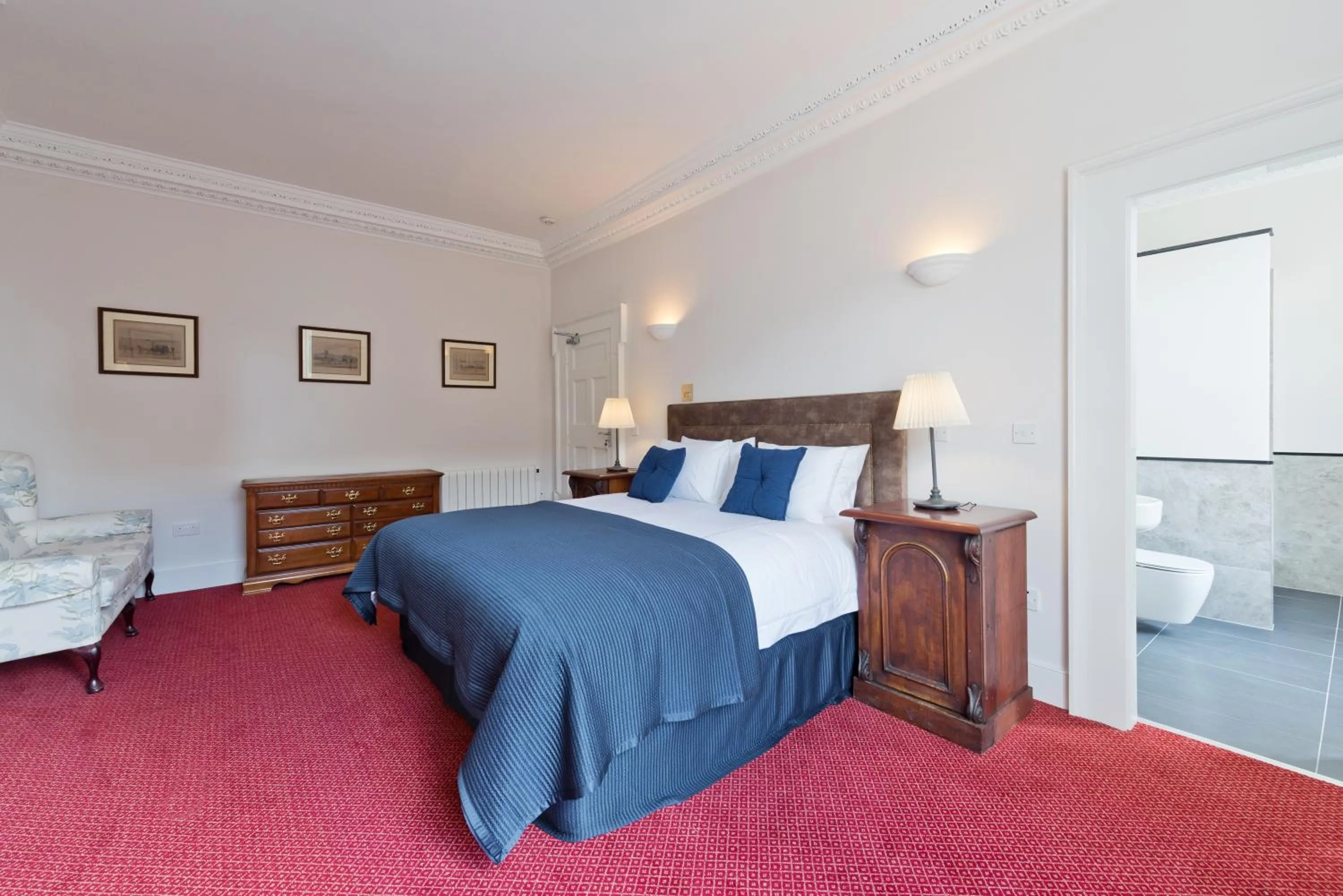 Bed in Henrietta Suites City Centre