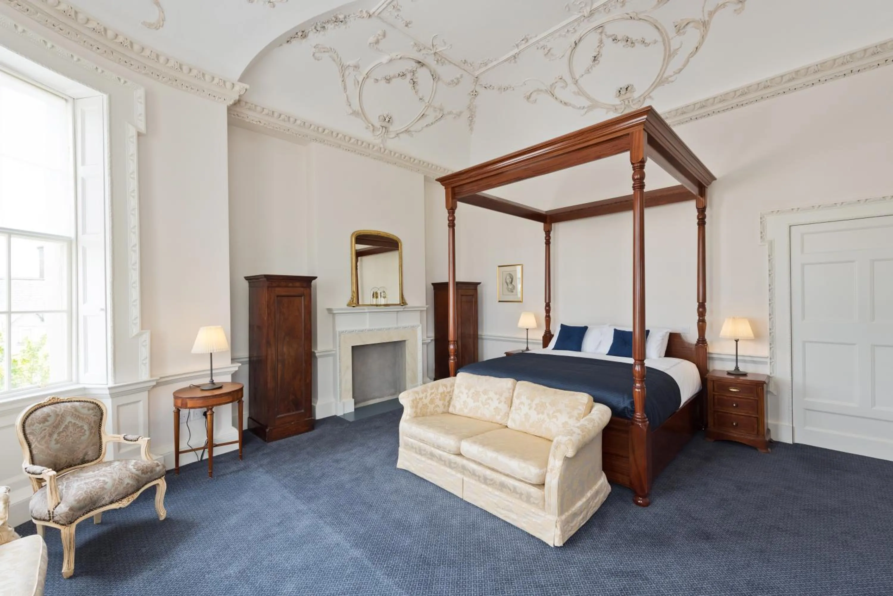 Bed in Henrietta Suites City Centre