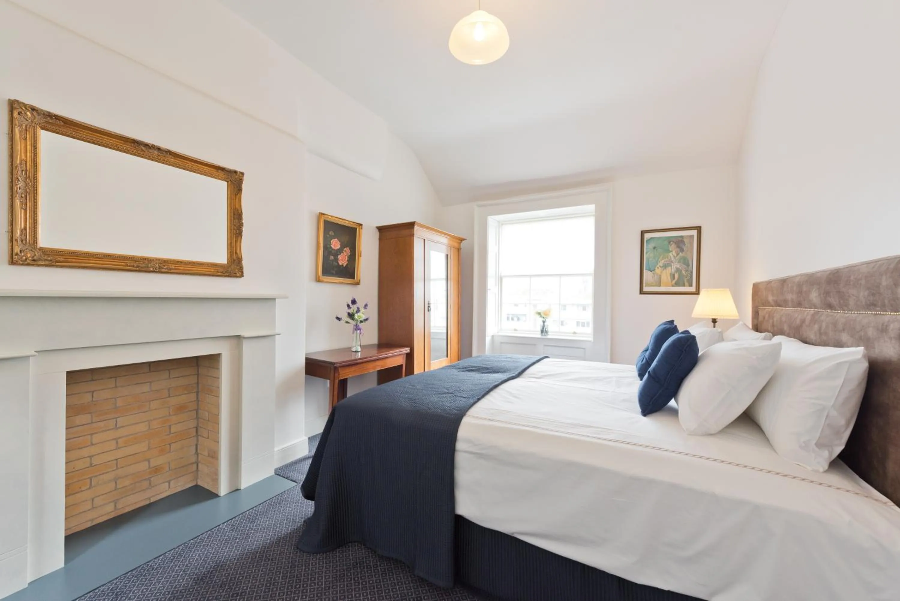 Bed in Henrietta Suites City Centre