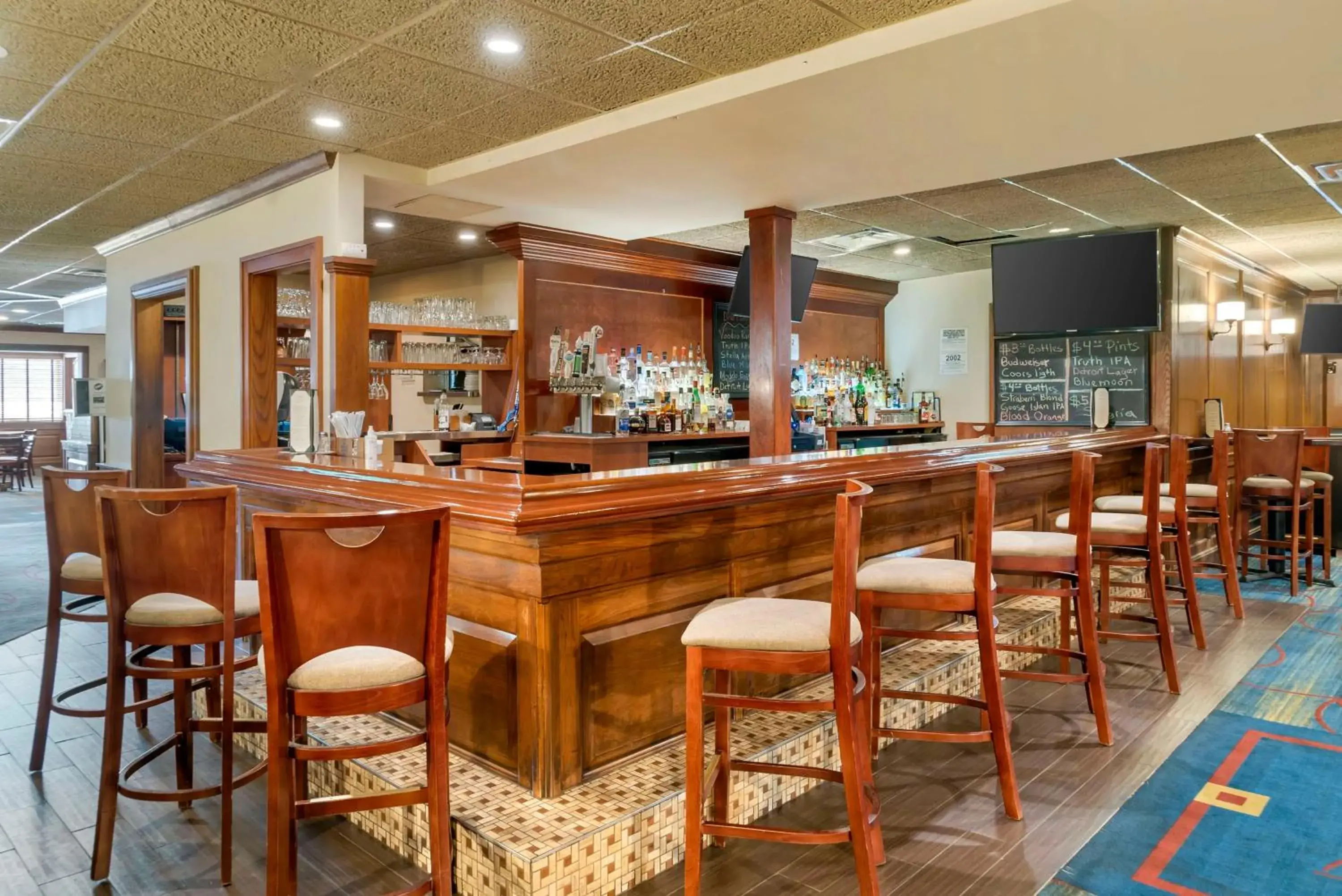 Lounge or bar in Best Western Greenfield Inn Lounge or bar in Best Western Greenfield Inn