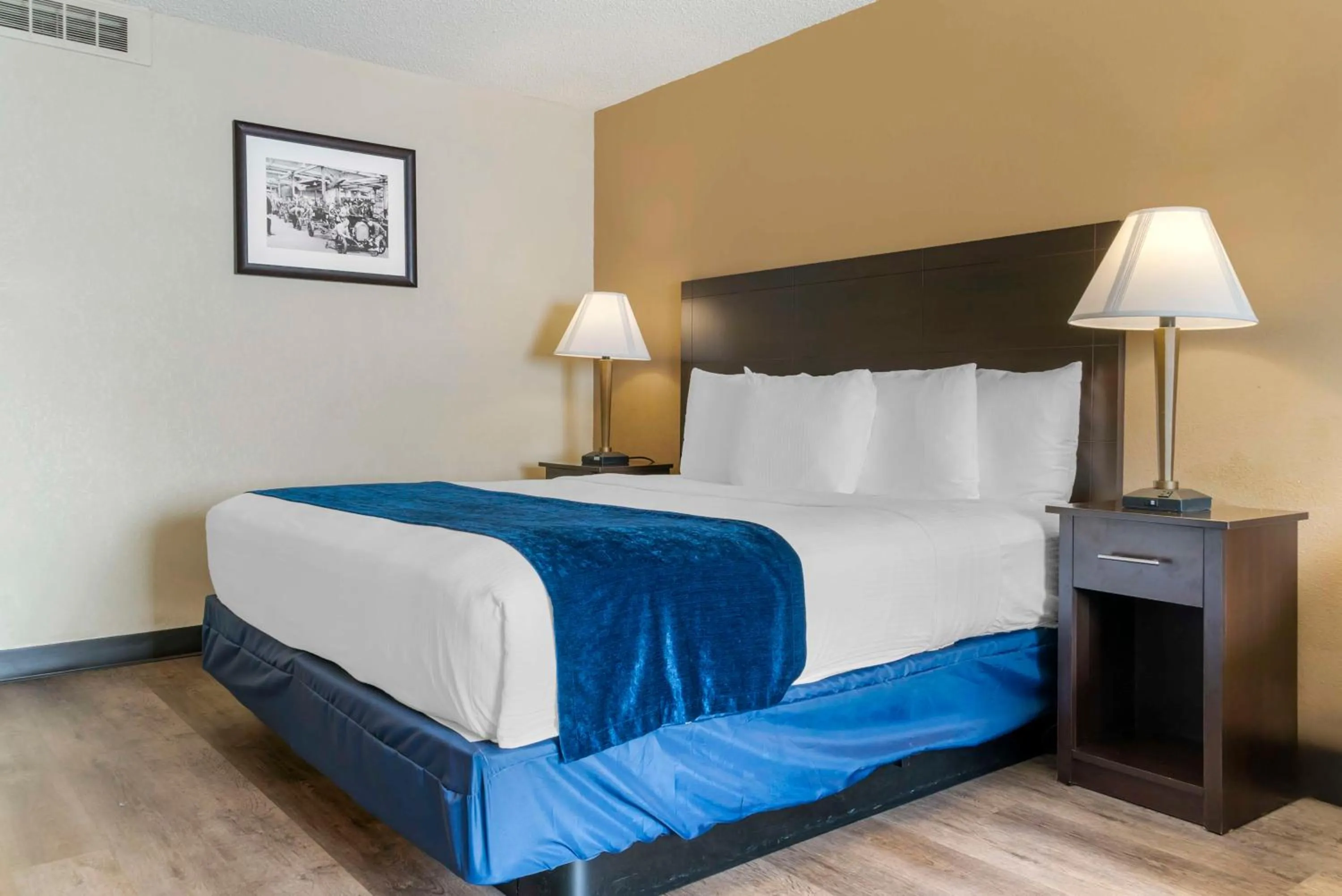 Bedroom, Bed in Best Western Greenfield Inn