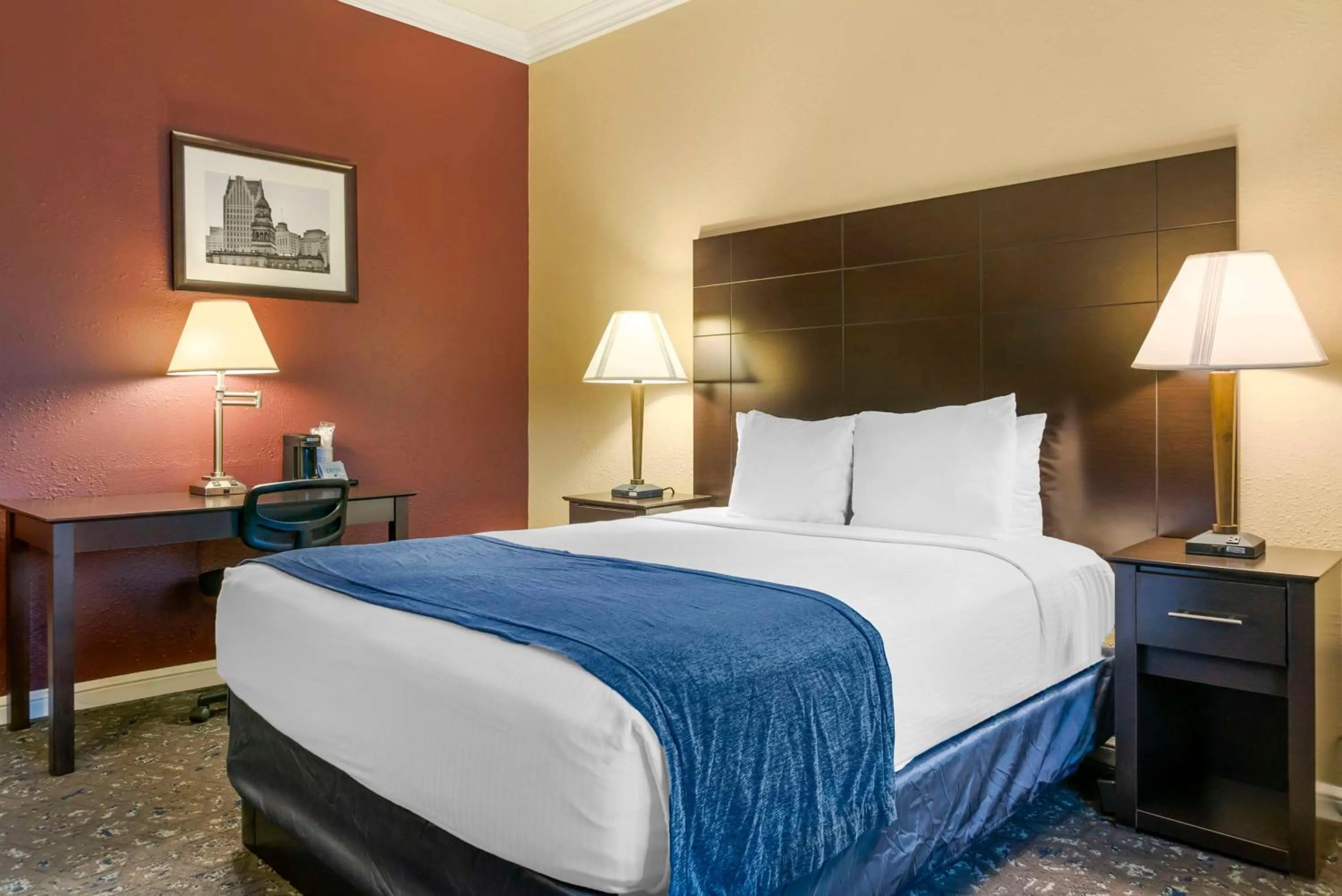 Bedroom, Bed in Best Western Greenfield Inn