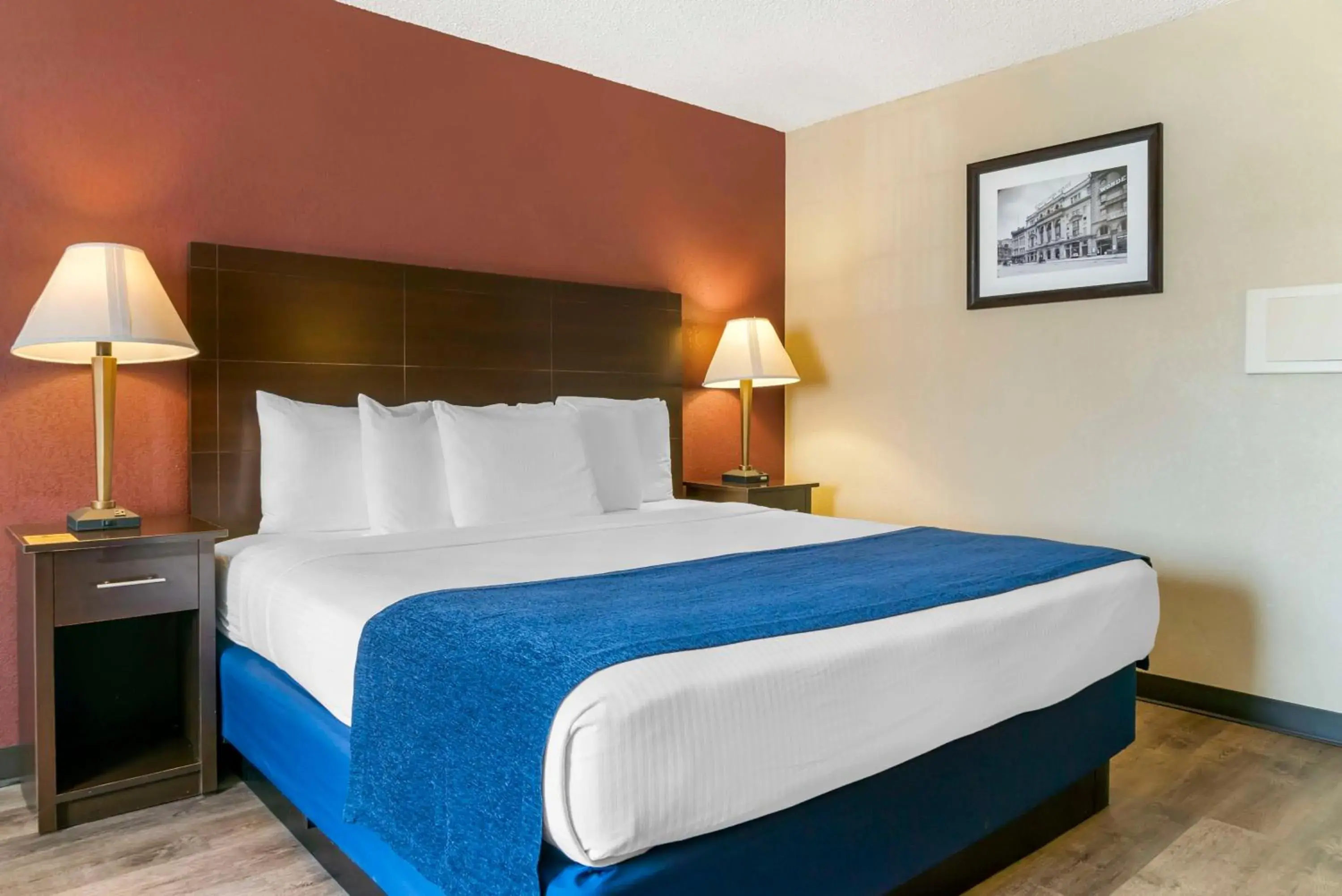 King Room with Bath Tub - Disability Access/Communication Assistance in Best Western Greenfield Inn King Room with Bath Tub - Disability Access/Communication Assistance in Best Western Greenfield Inn