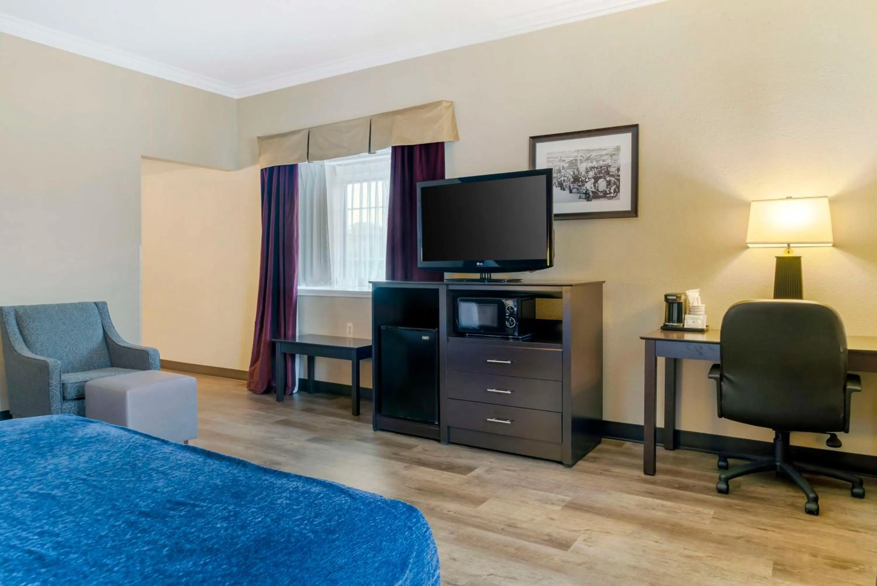 Bedroom in Best Western Greenfield Inn