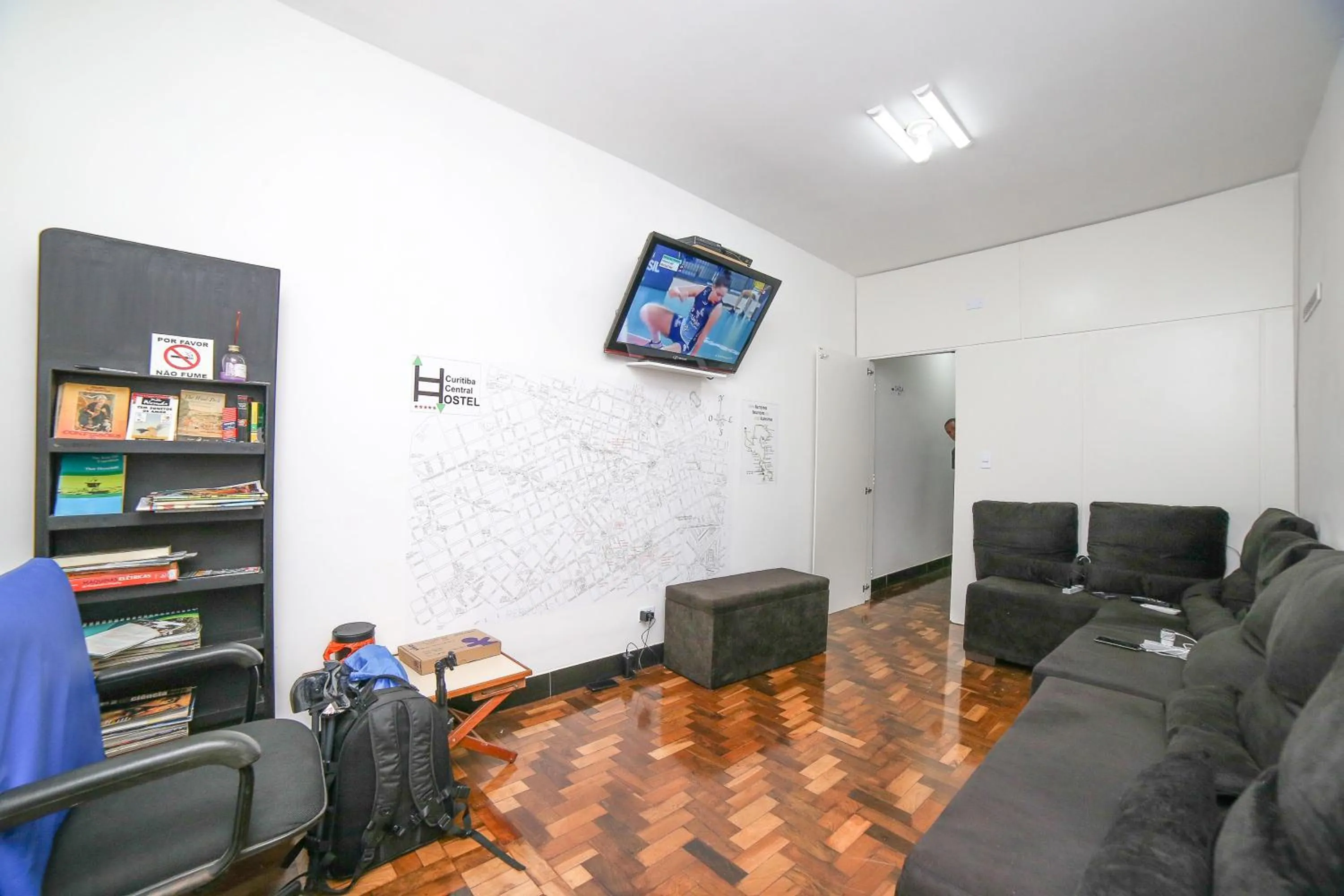 Communal lounge/ TV room in Curitiba Central Hostel