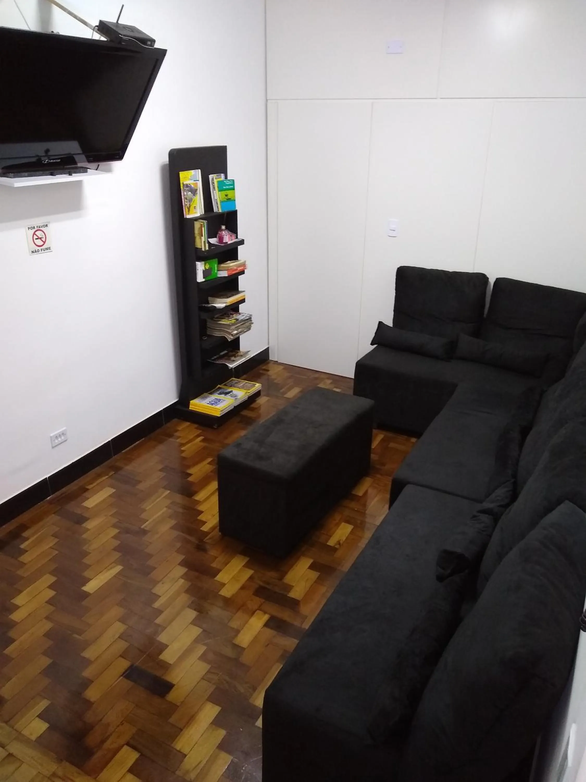 Communal lounge/ TV room in Curitiba Central Hostel