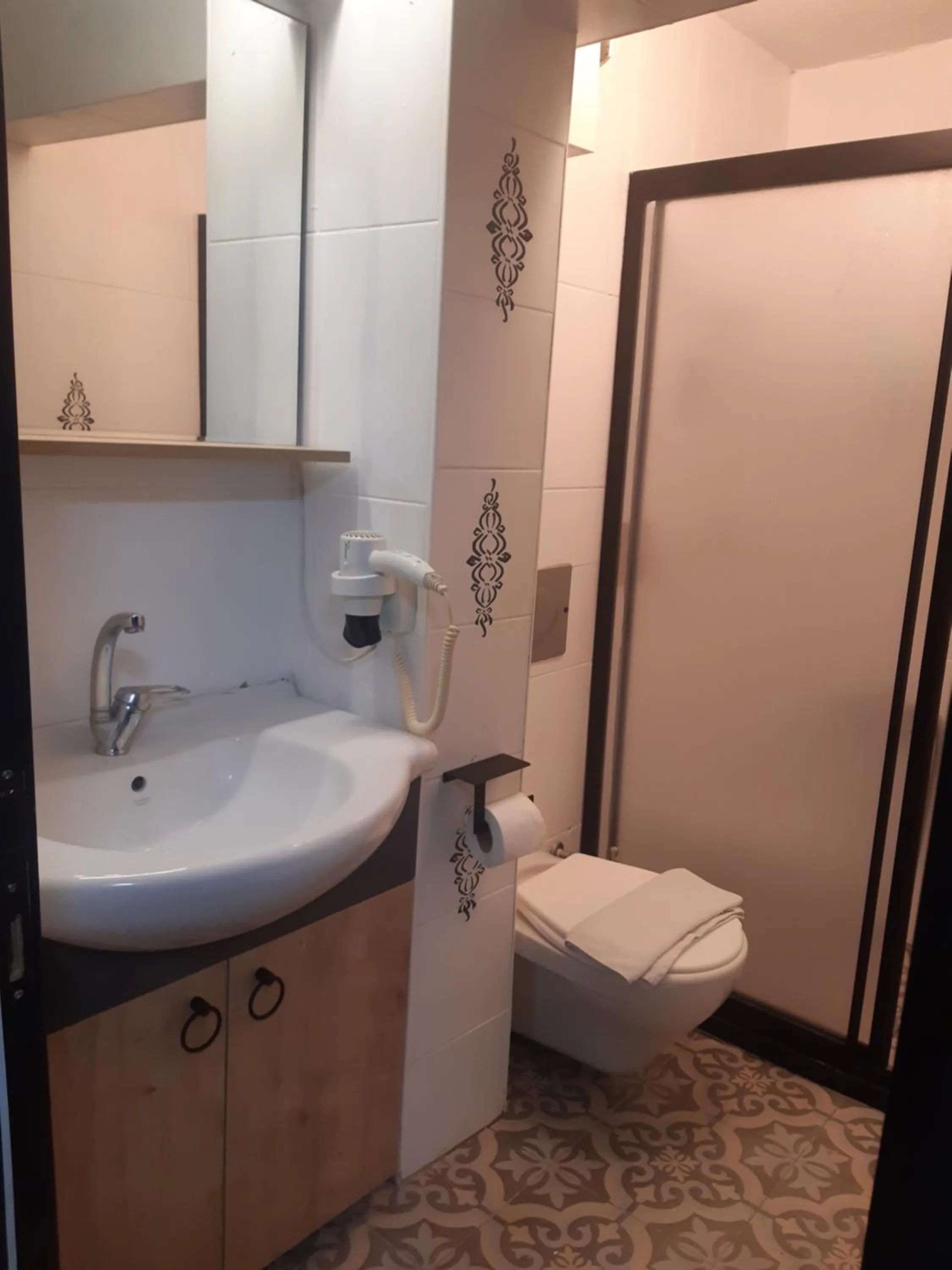 Toilet in Evin Suit Hotel