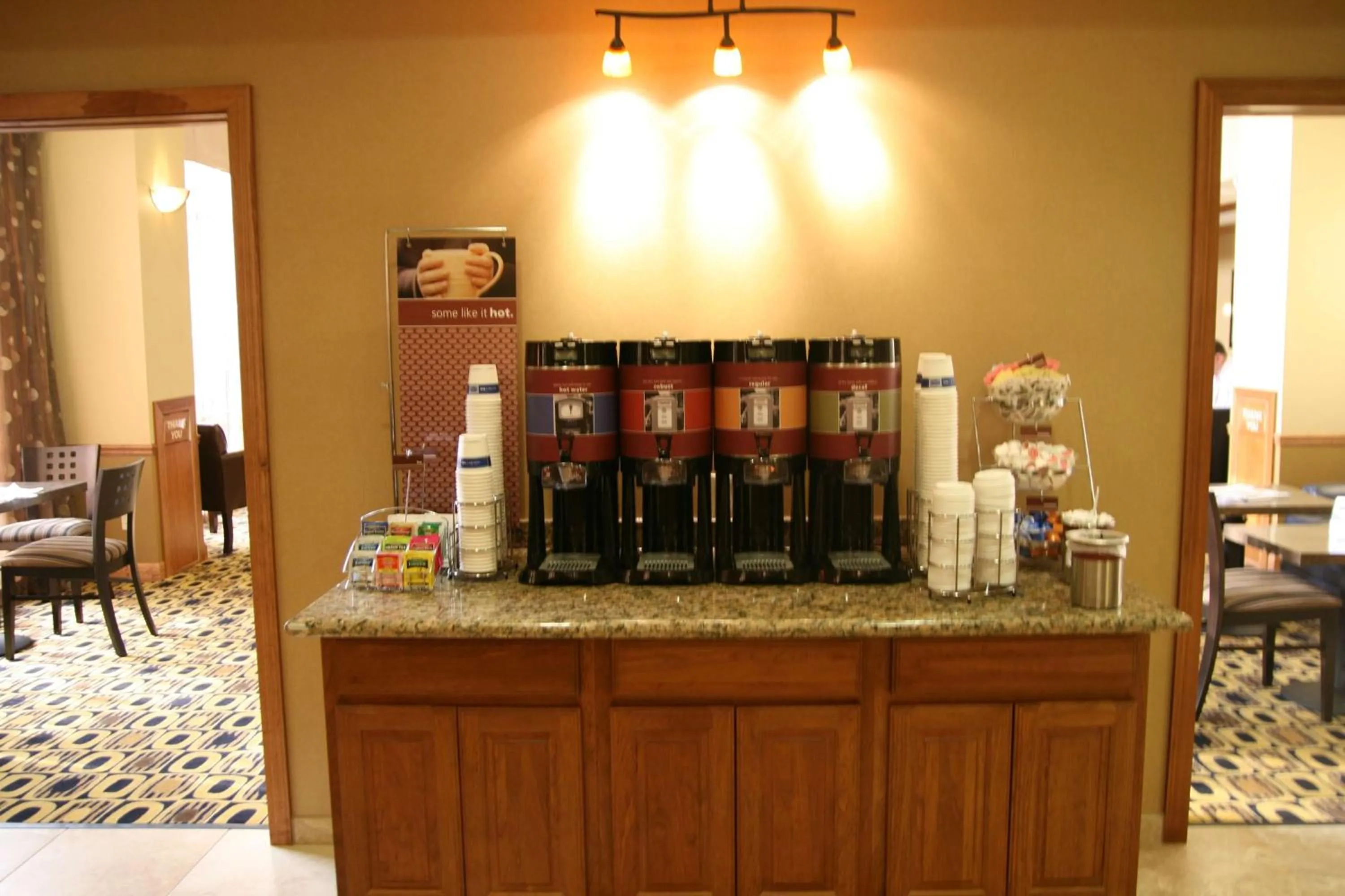 Dining area in Hampton Inn & Suites Columbia at the University of Missouri