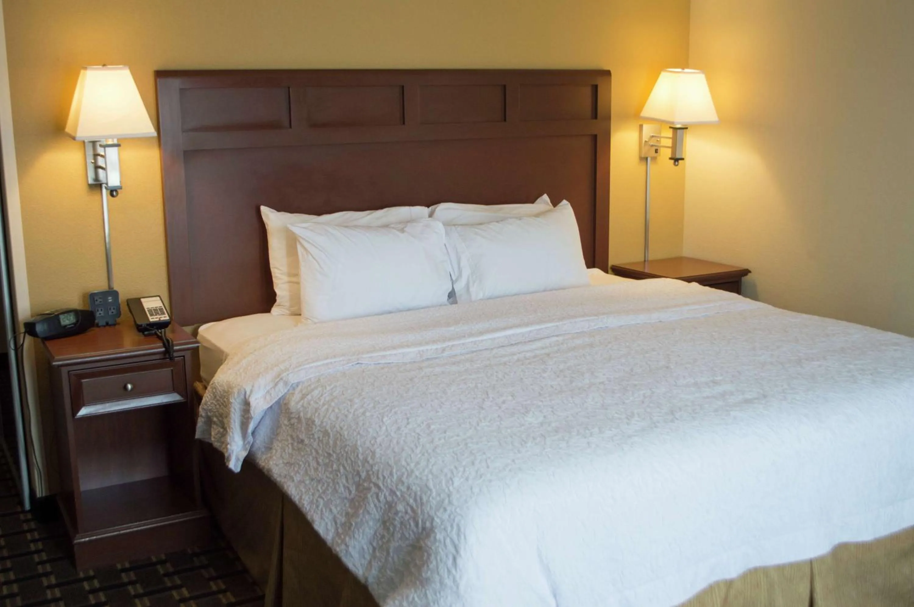 Bed in Hampton Inn & Suites Columbia at the University of Missouri