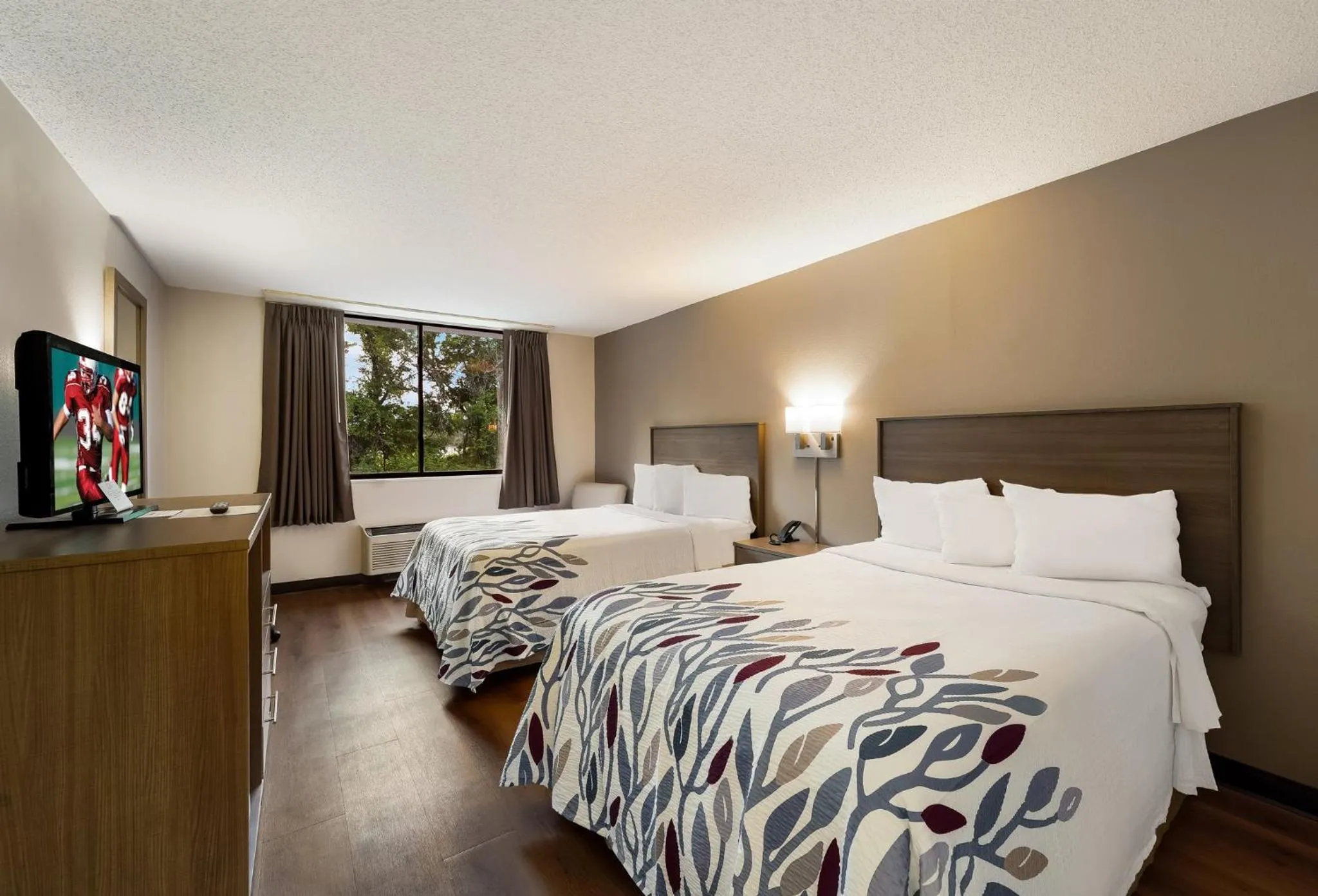 Photo of the whole room, Bed in Red Roof Inn Painted Post