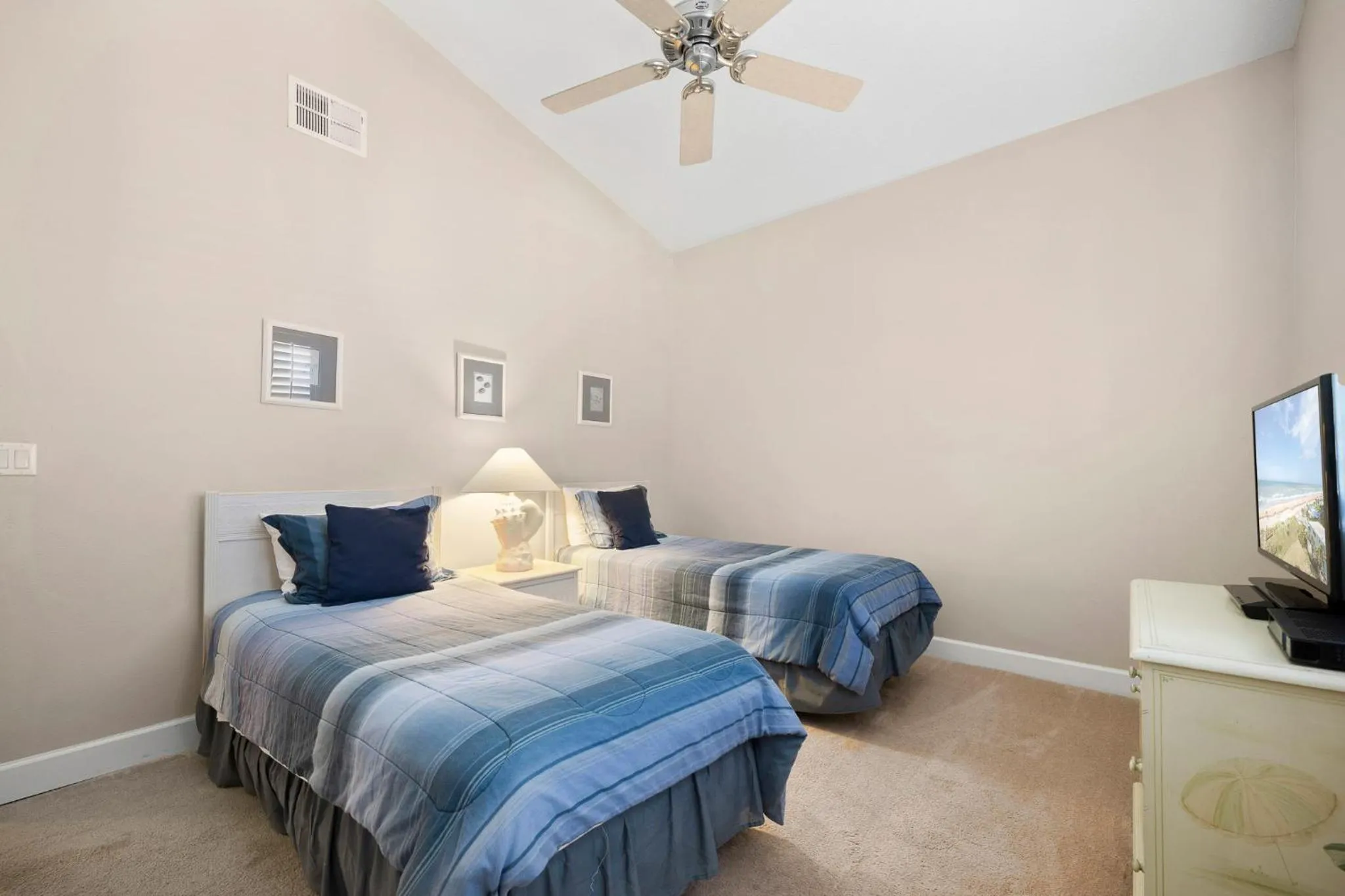 Bedroom, Bed in 1061 Cinnamon Beach