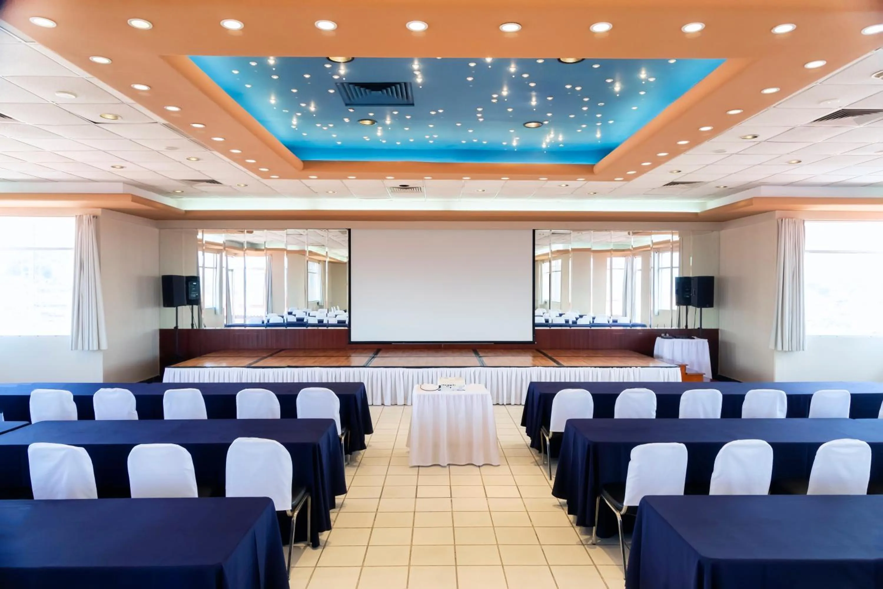 Lounge or bar in Hotel Plaza Uruapan