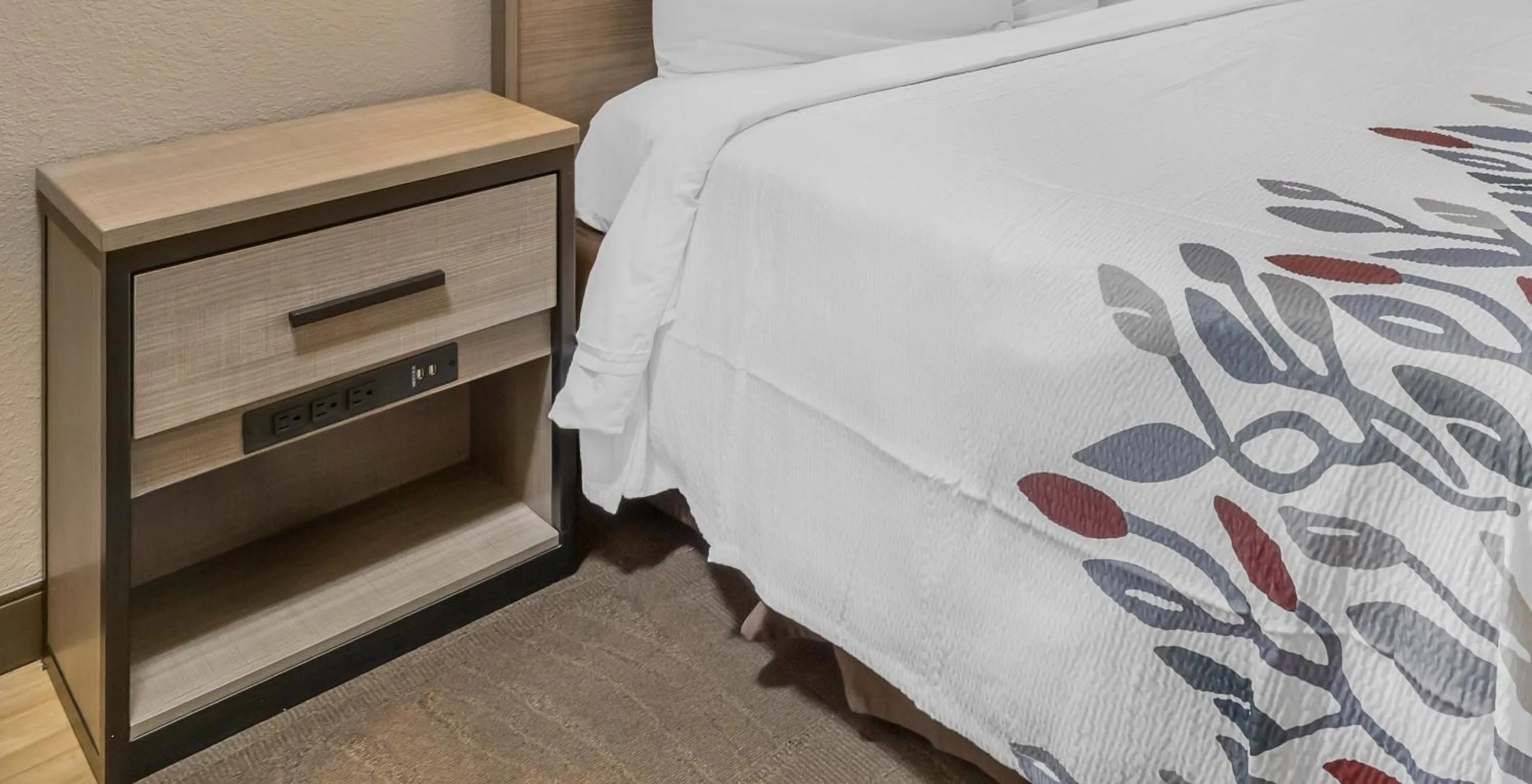 Photo of the whole room, Bed in Red Roof Inn Erie – I-90