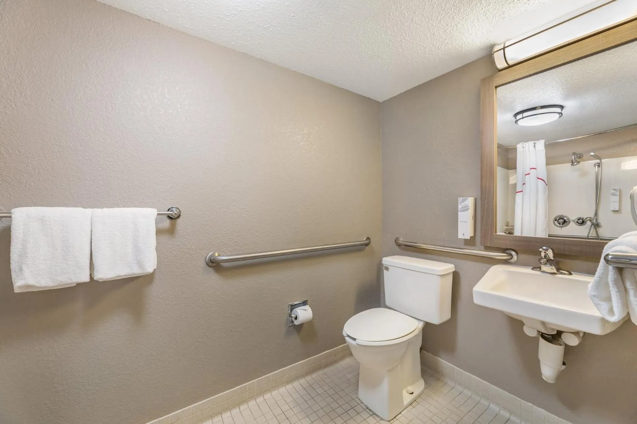 Bathroom in Red Roof Inn Erie – I-90