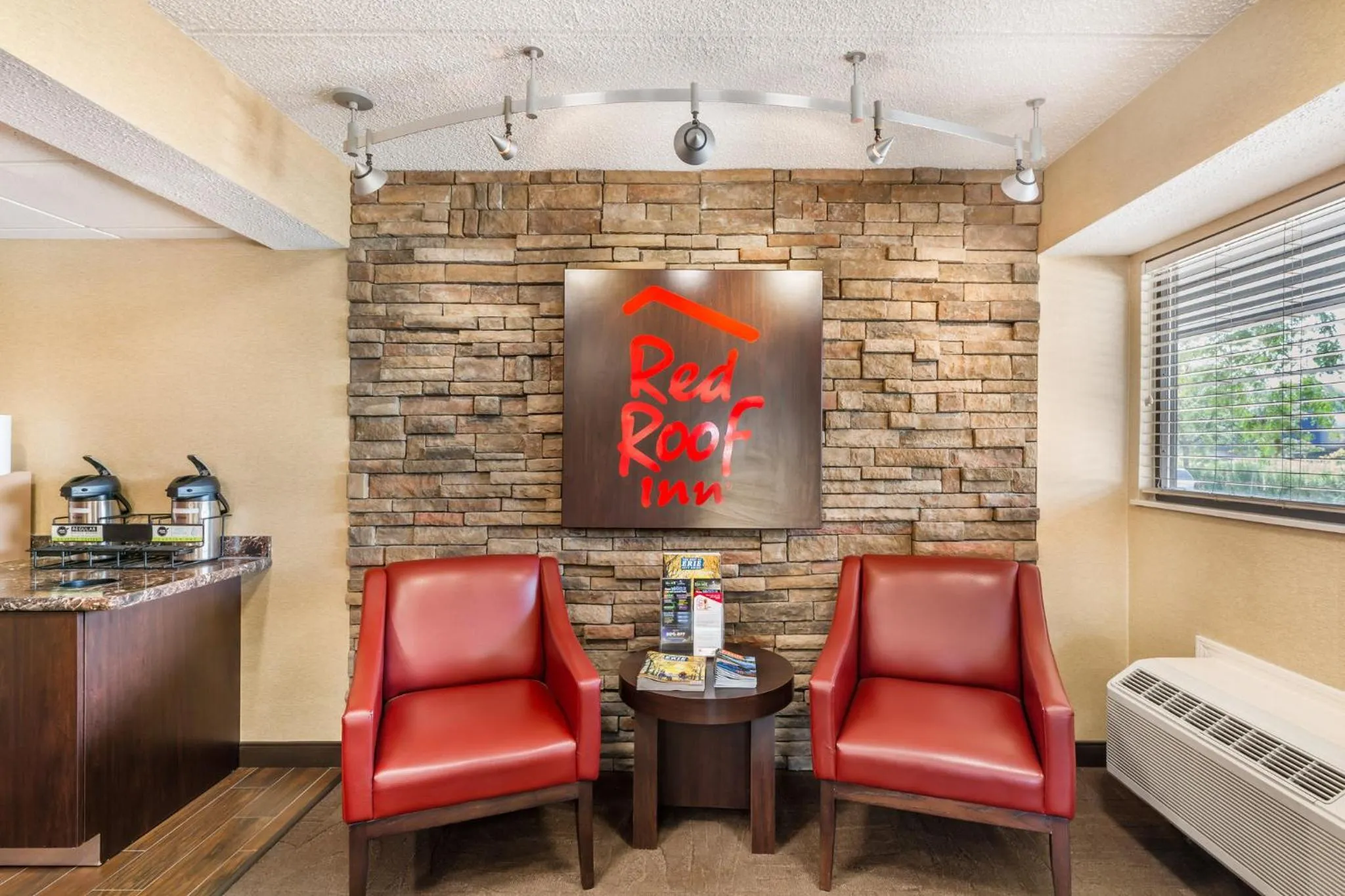 Lobby or reception in Red Roof Inn Erie – I-90