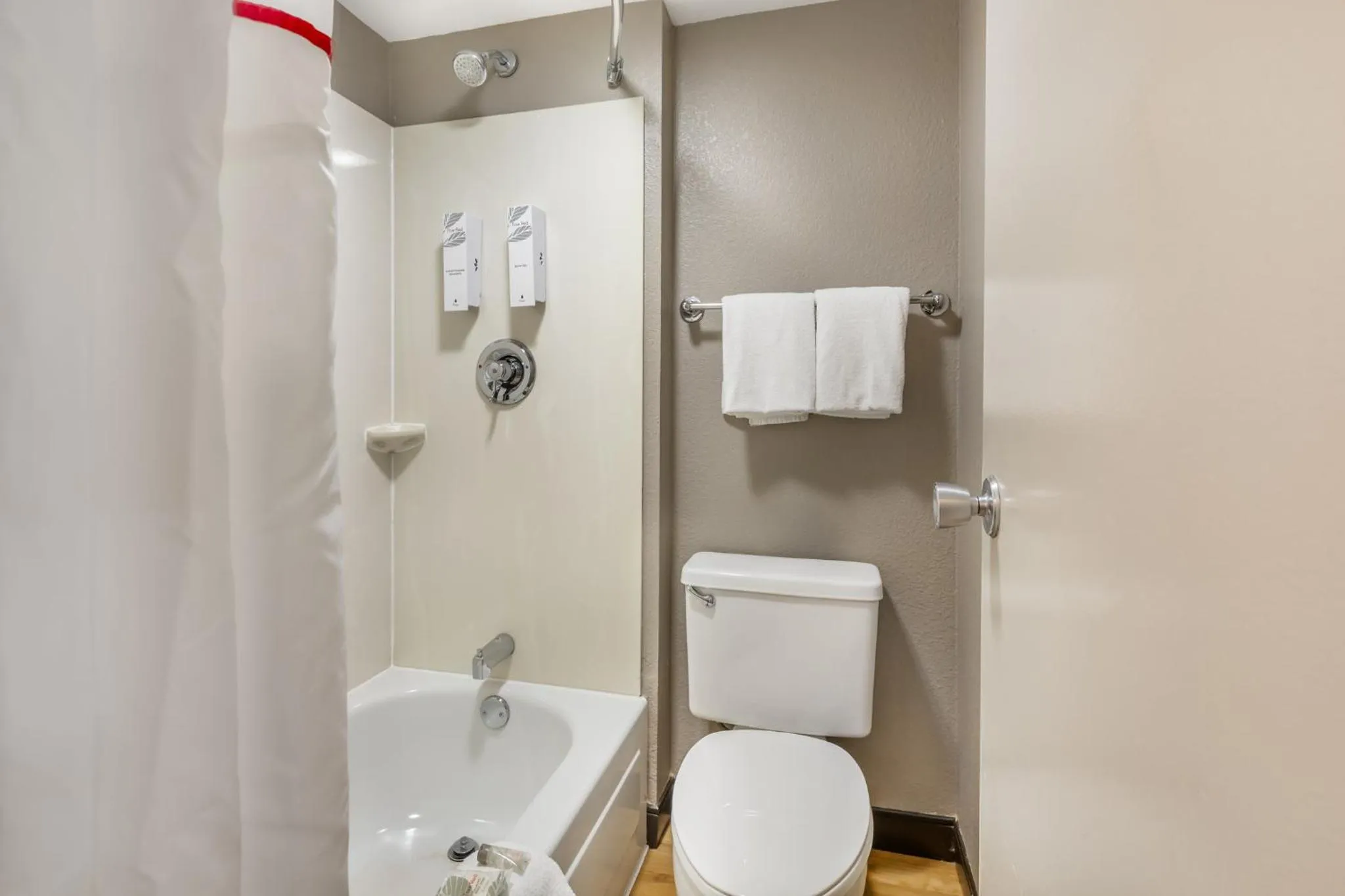 Bathroom in Red Roof Inn Erie – I-90