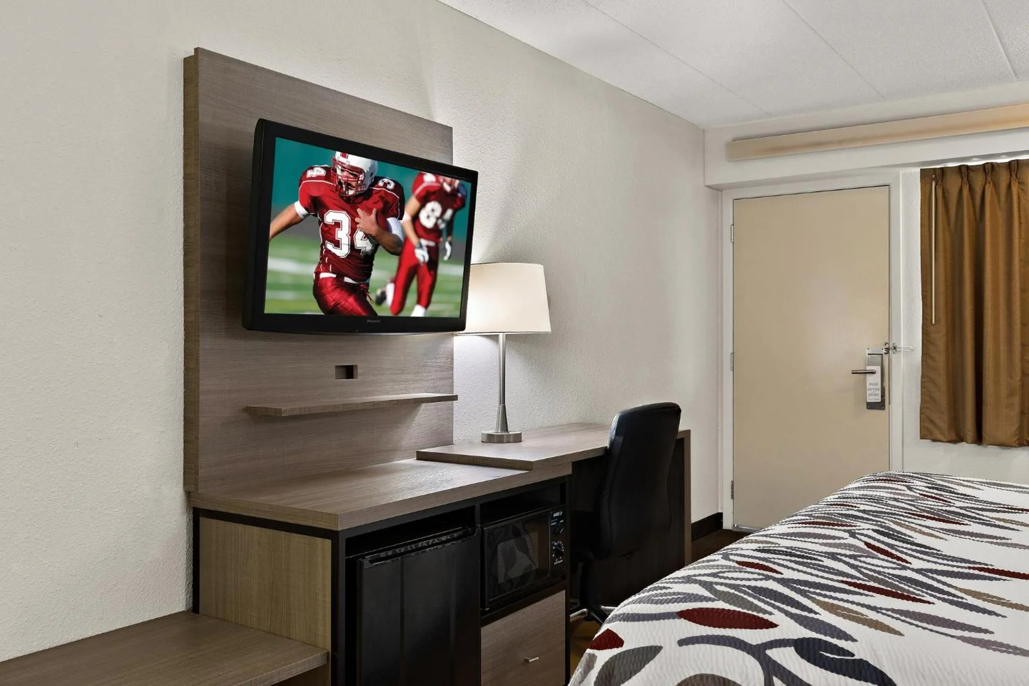 Bedroom, Bed in Red Roof Inn Cleveland - Westlake