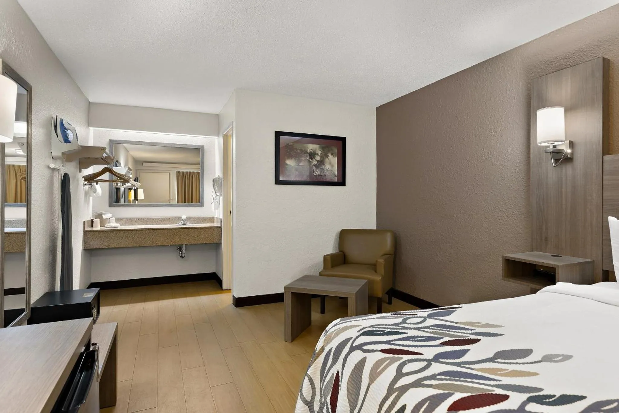 Bedroom, Bed in Red Roof Inn Cleveland - Westlake