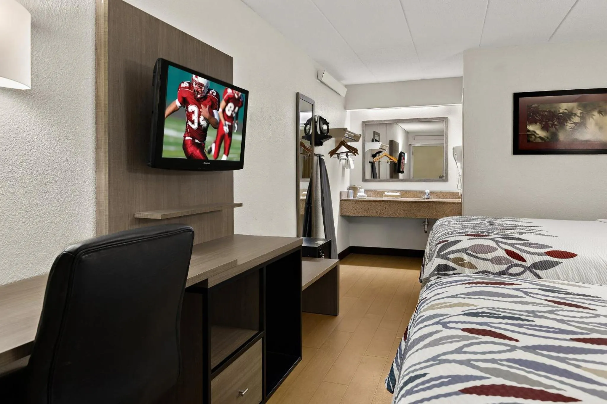 Photo of the whole room, Bed in Red Roof Inn Cleveland - Westlake