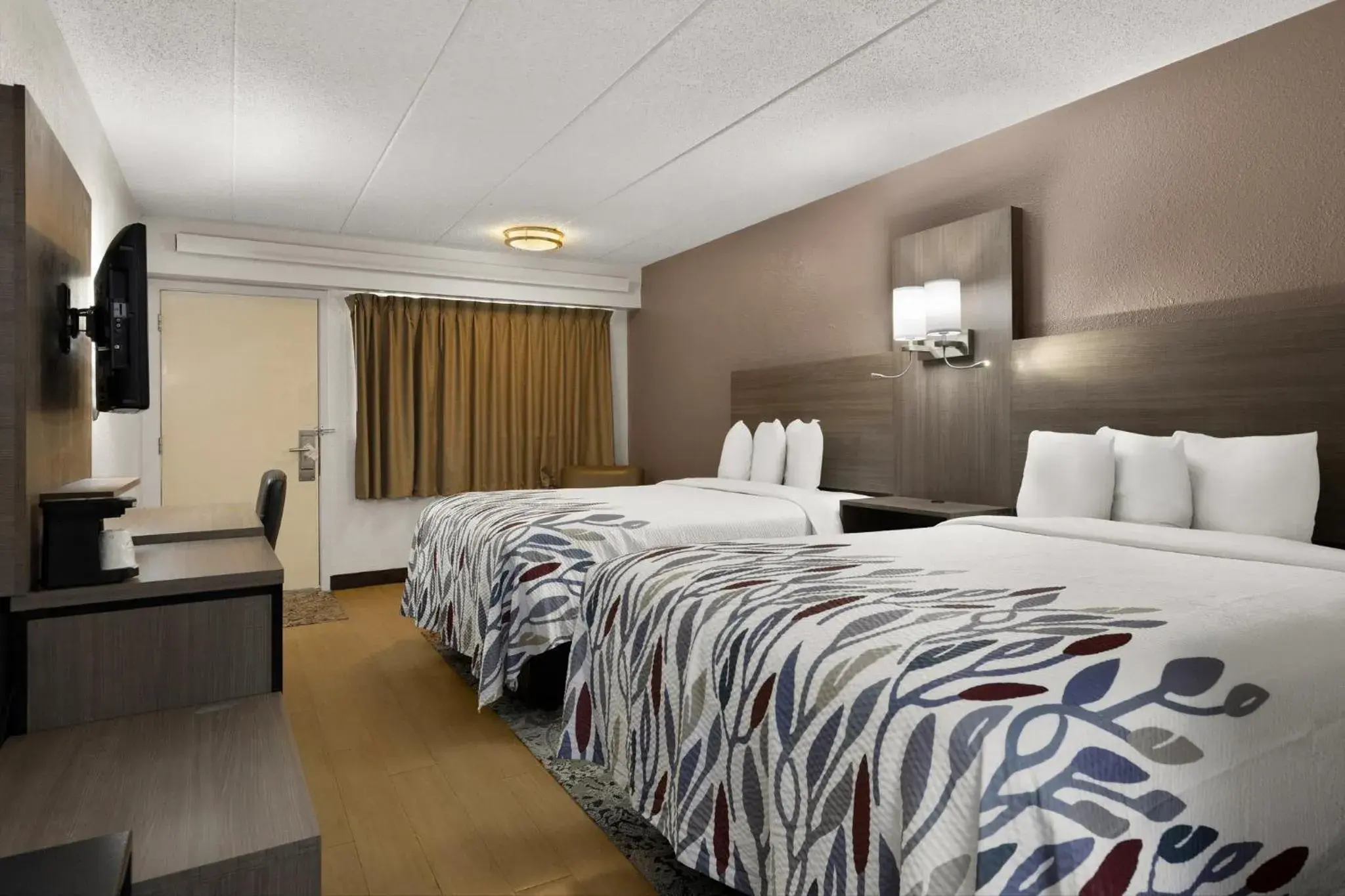 Photo of the whole room, Bed in Red Roof Inn Cleveland - Westlake Photo of the whole room, Bed in Red Roof Inn Cleveland - Westlake