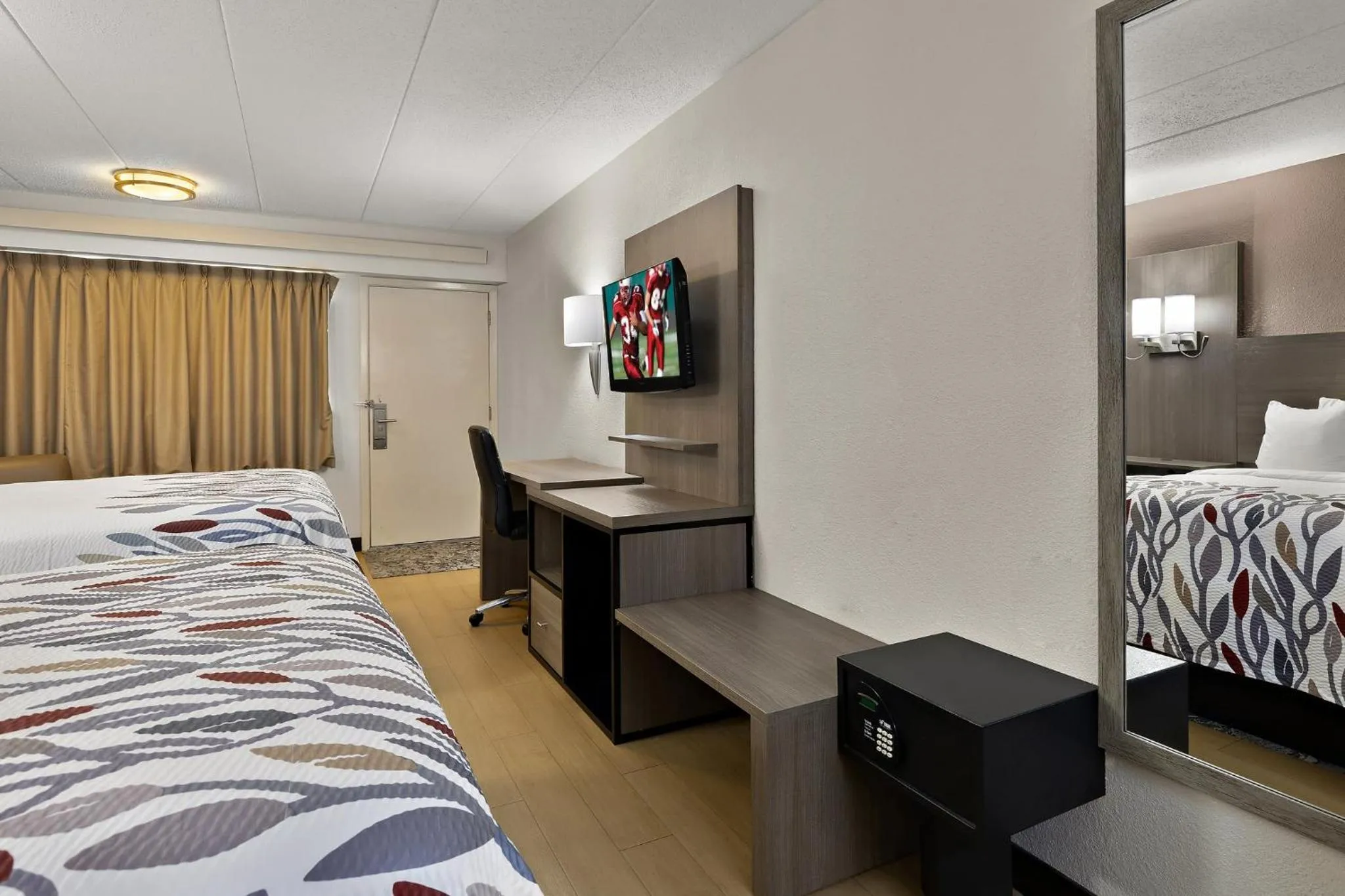 Photo of the whole room, Bed in Red Roof Inn Cleveland - Westlake