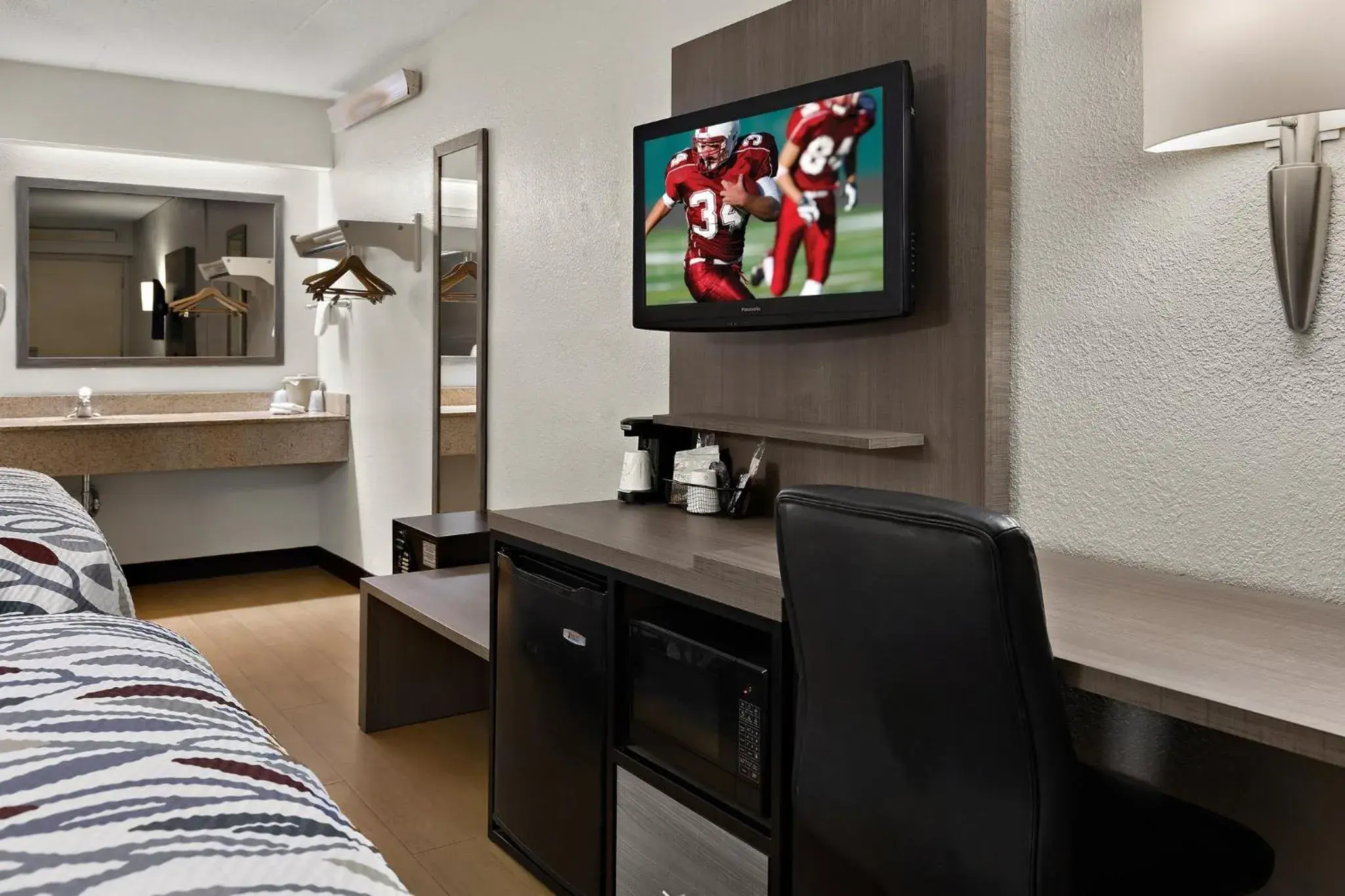 Photo of the whole room, Bed in Red Roof Inn Cleveland - Westlake Photo of the whole room, Bed in Red Roof Inn Cleveland - Westlake