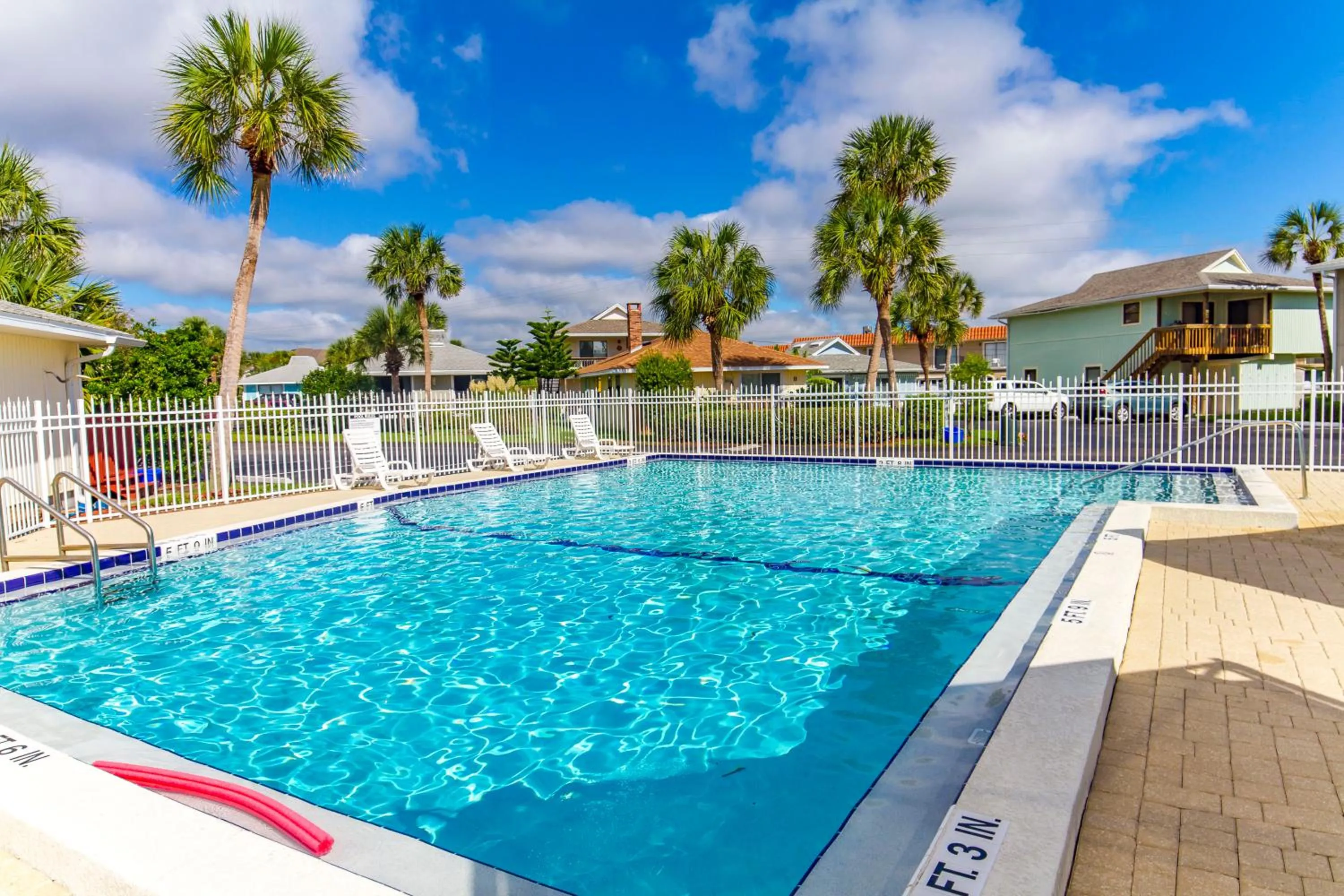 Swimming pool in Bluefish 16 House