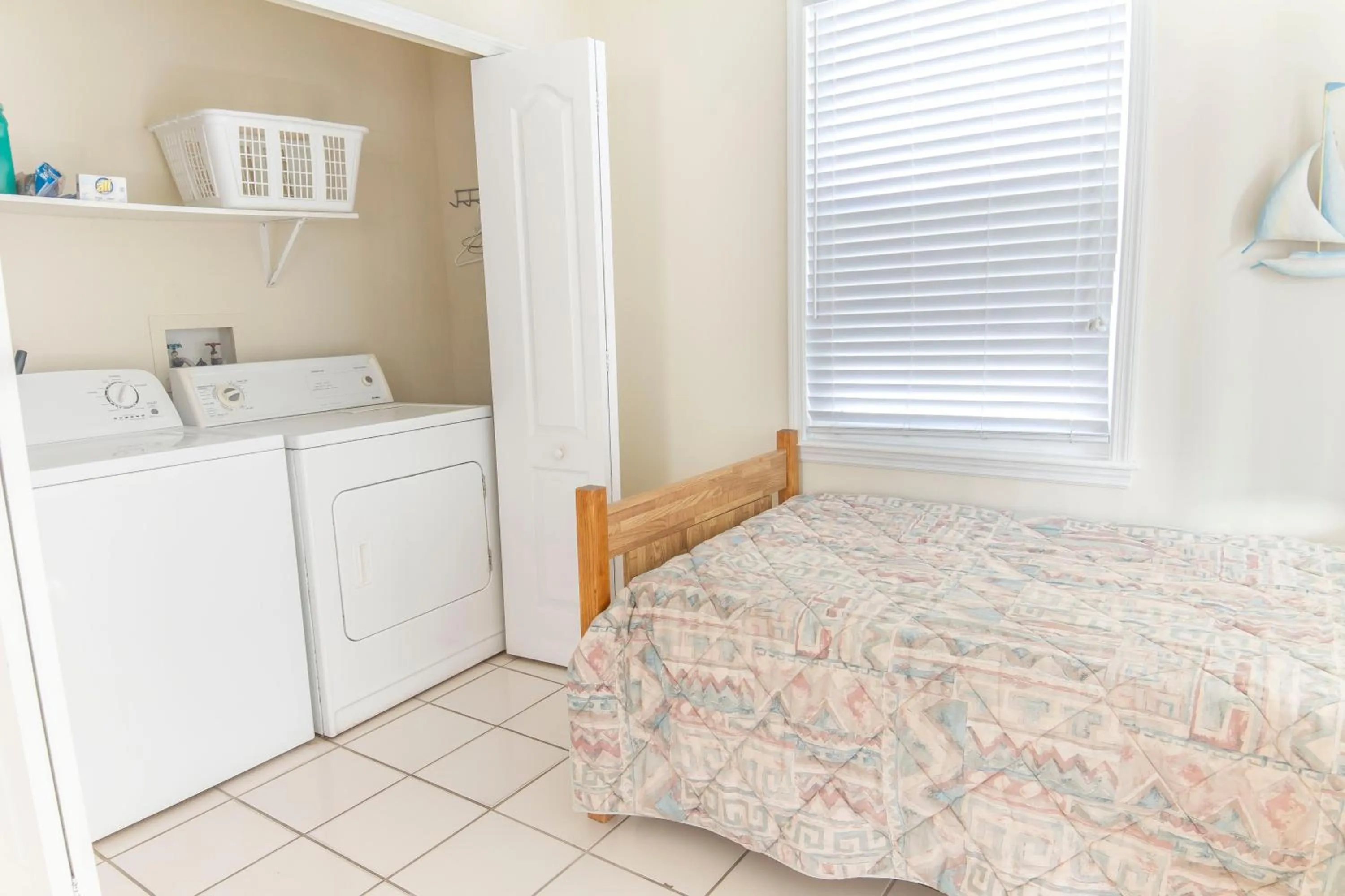 Bedroom, Bed in Bluefish 16 House