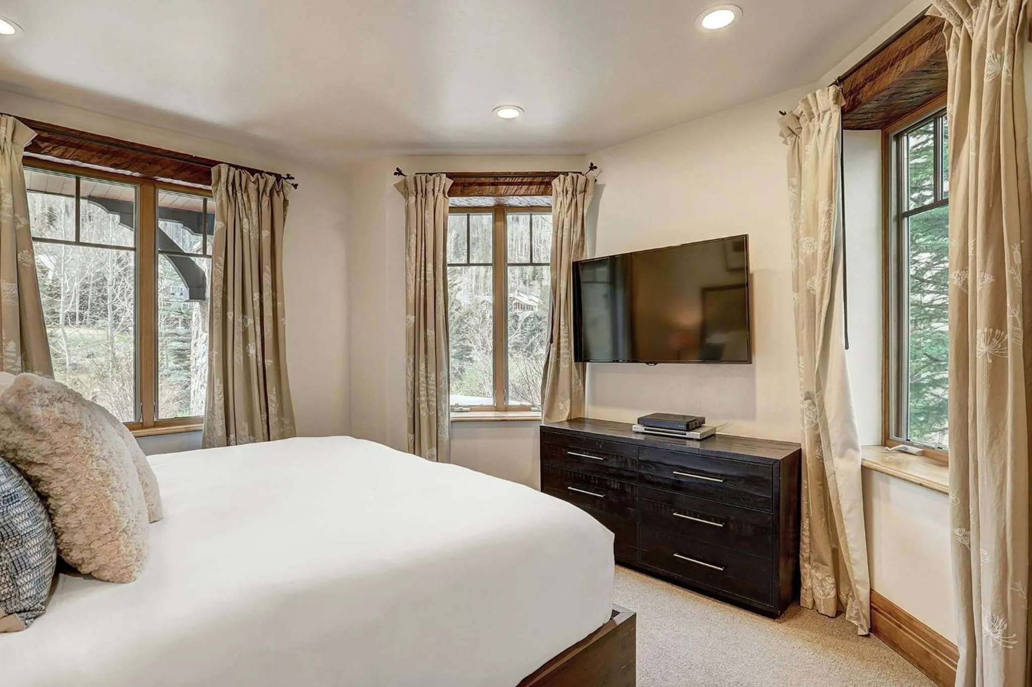 Bedroom, Bed in Legendary Lodging at the Ritz Carlton Residences Vail, A Vail Resorts Property