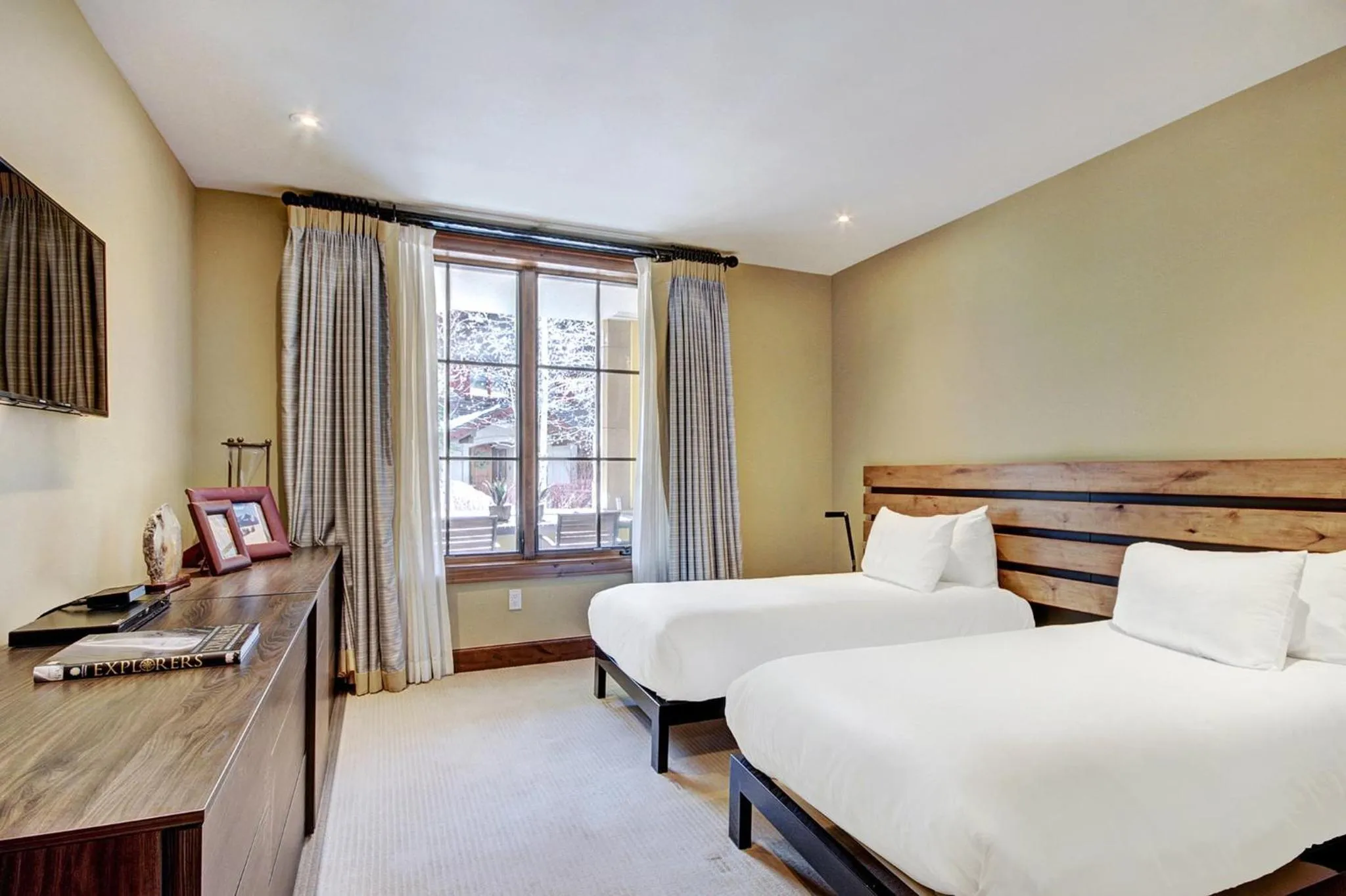 Photo of the whole room, Bed in The Vail Collection at the Ritz Carlton Residences Vail