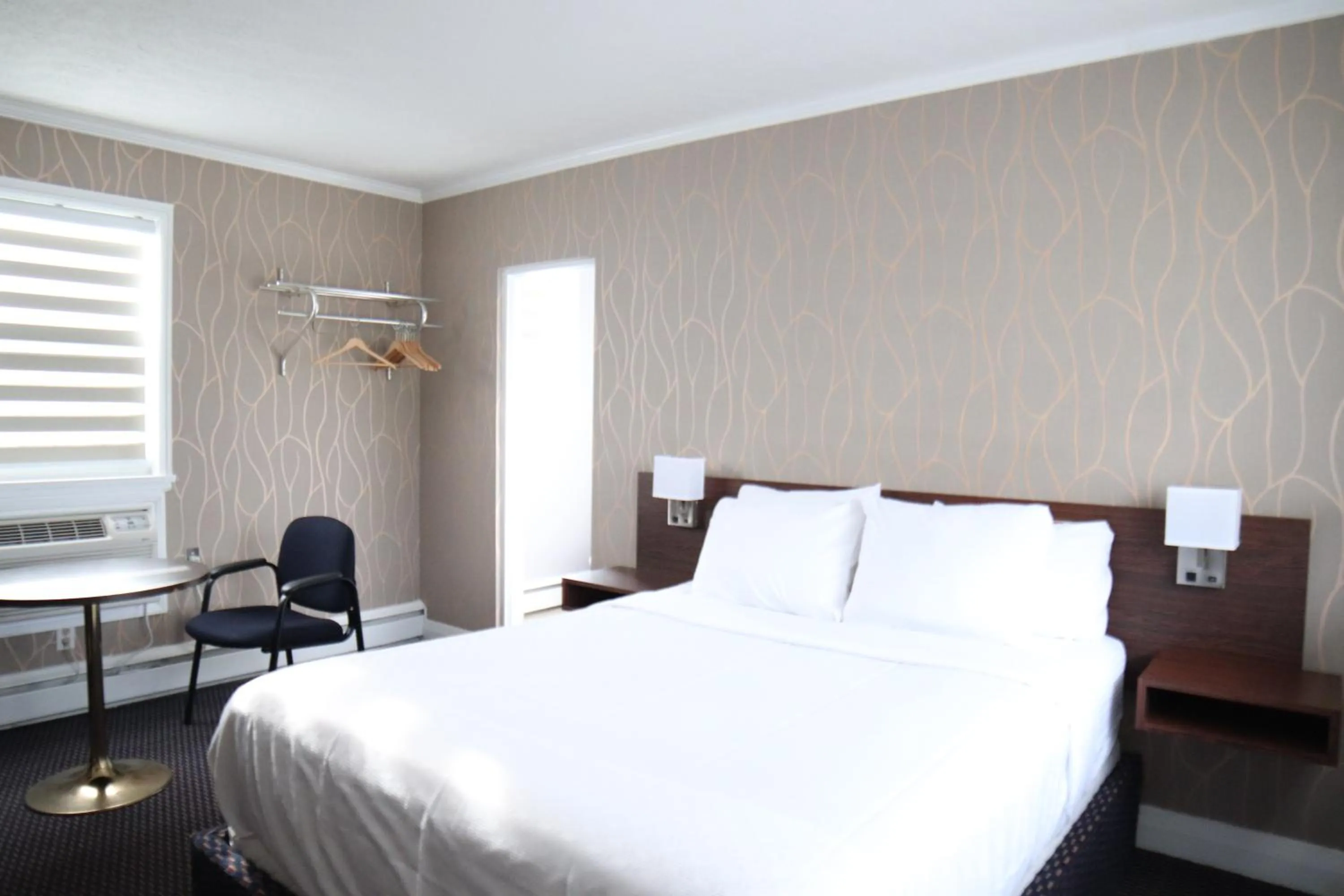 Bed in Walkerton Inn Motel