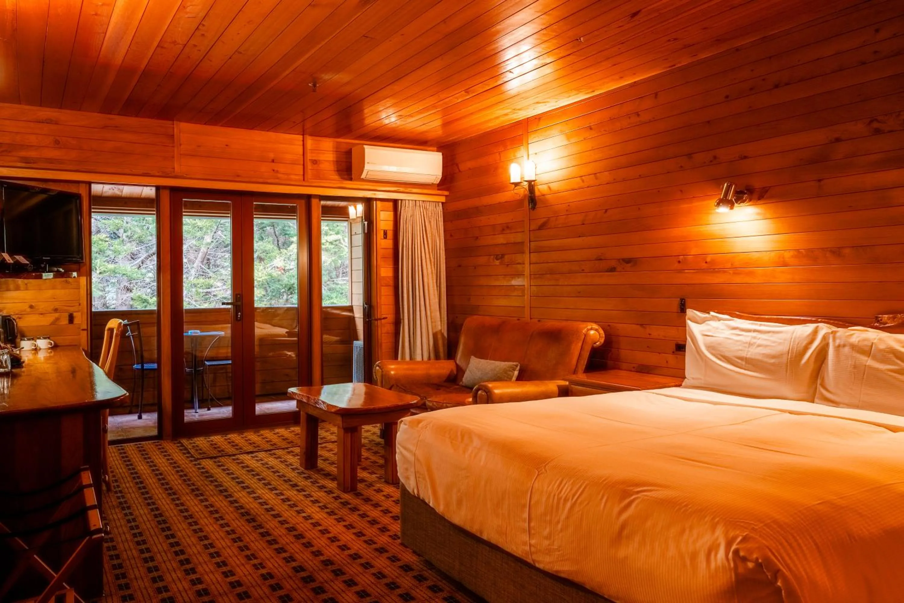 Bedroom, Bed in The Powderhorn Chateau