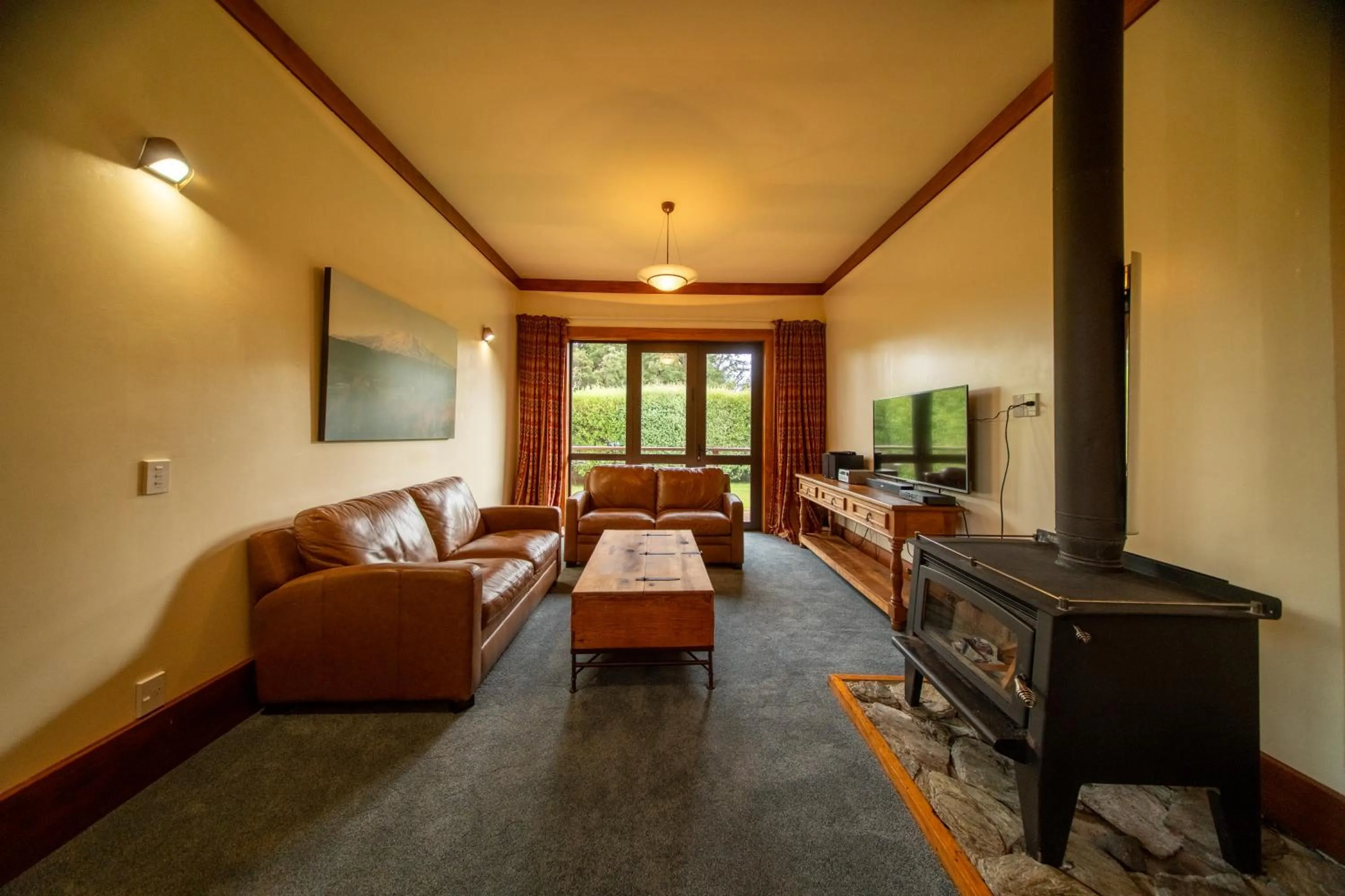 Communal lounge/ TV room, Bed in The Powderhorn Chateau