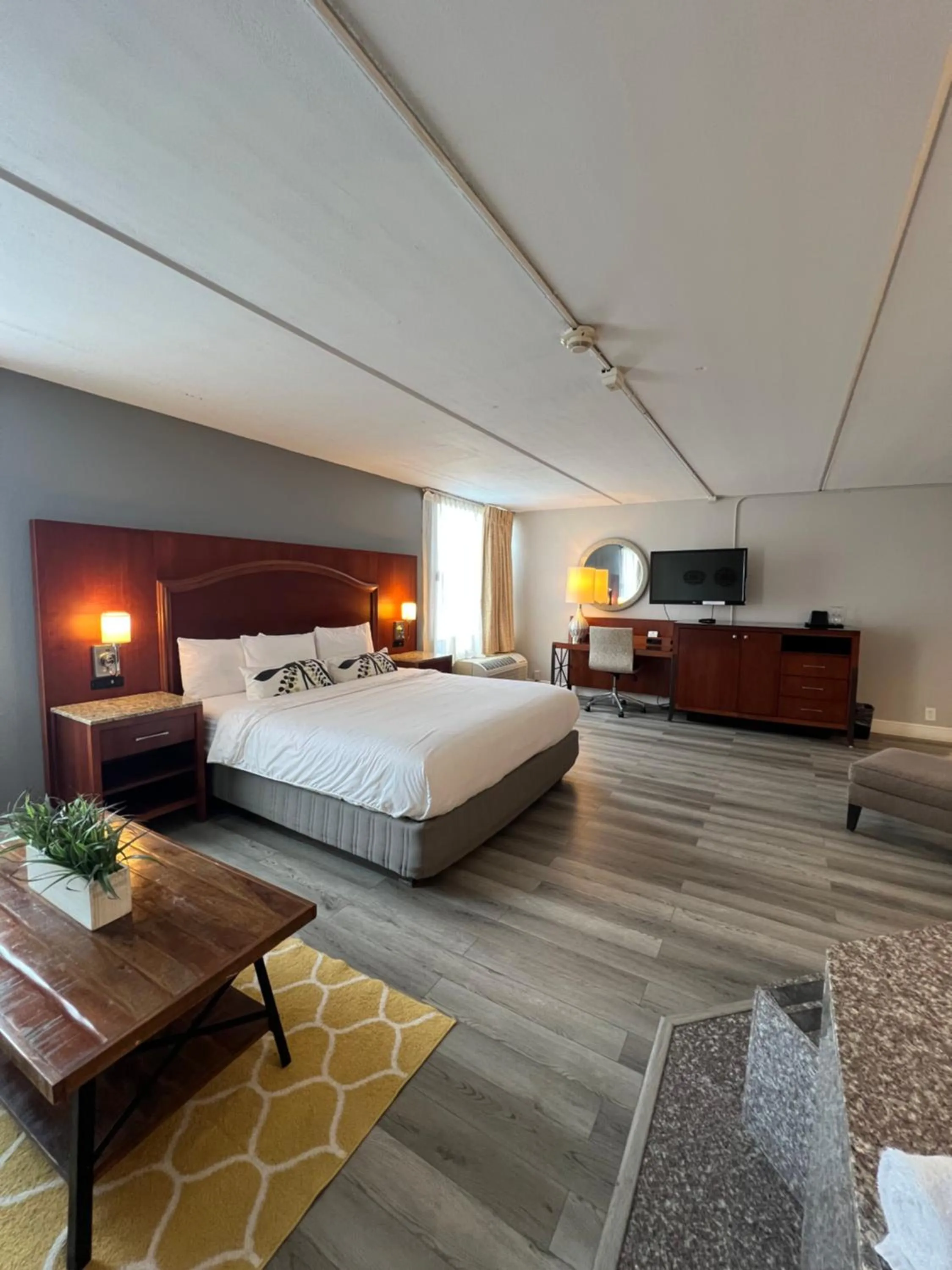 Bedroom, Bed in The Grand Hotel Spindletop